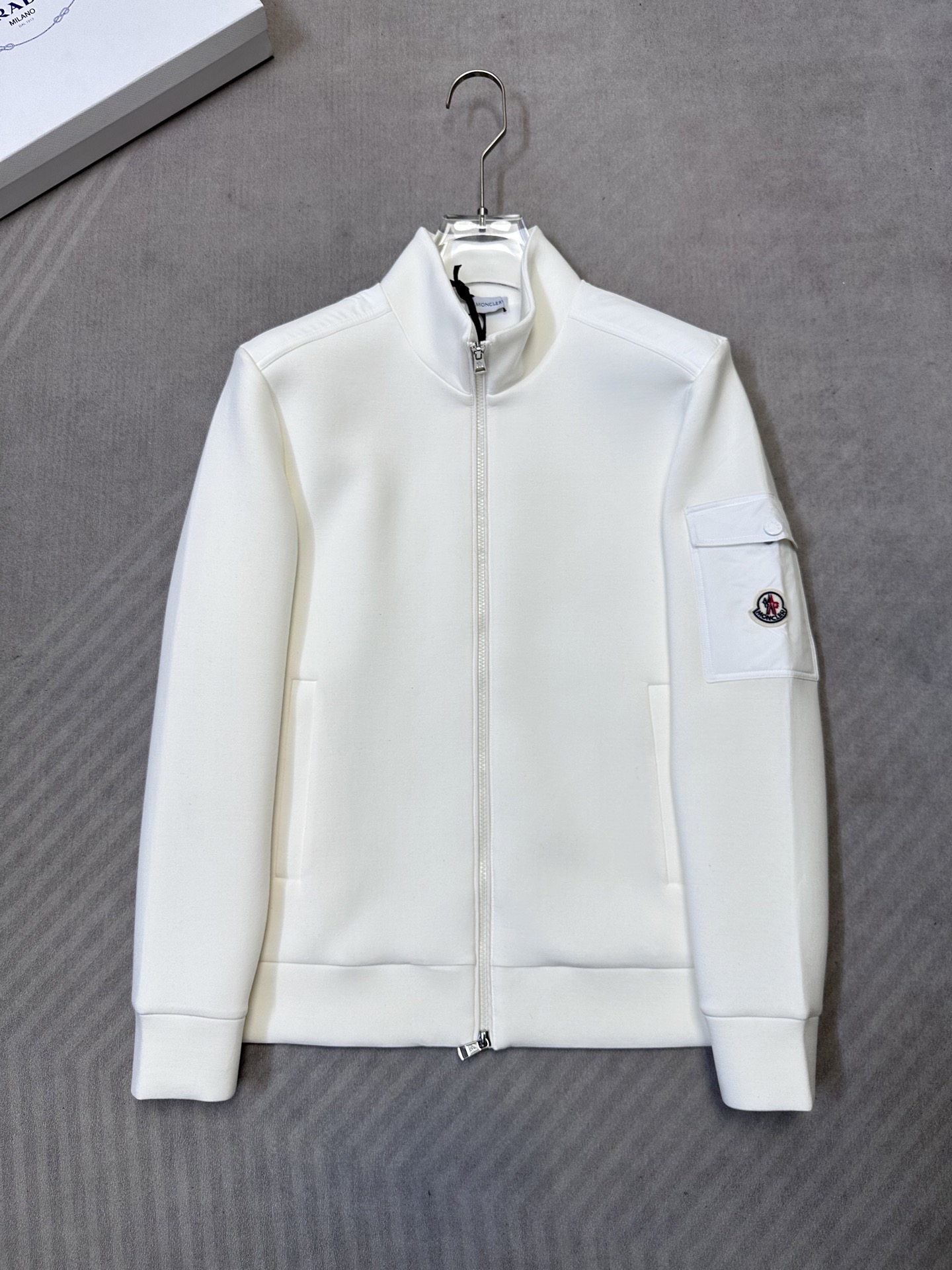 （白色～）Moncler26秋冬爆款外套     这款外套精选70%人棉+17%锦纶+13%氨纶三种纤维混纺面料，厚度适
