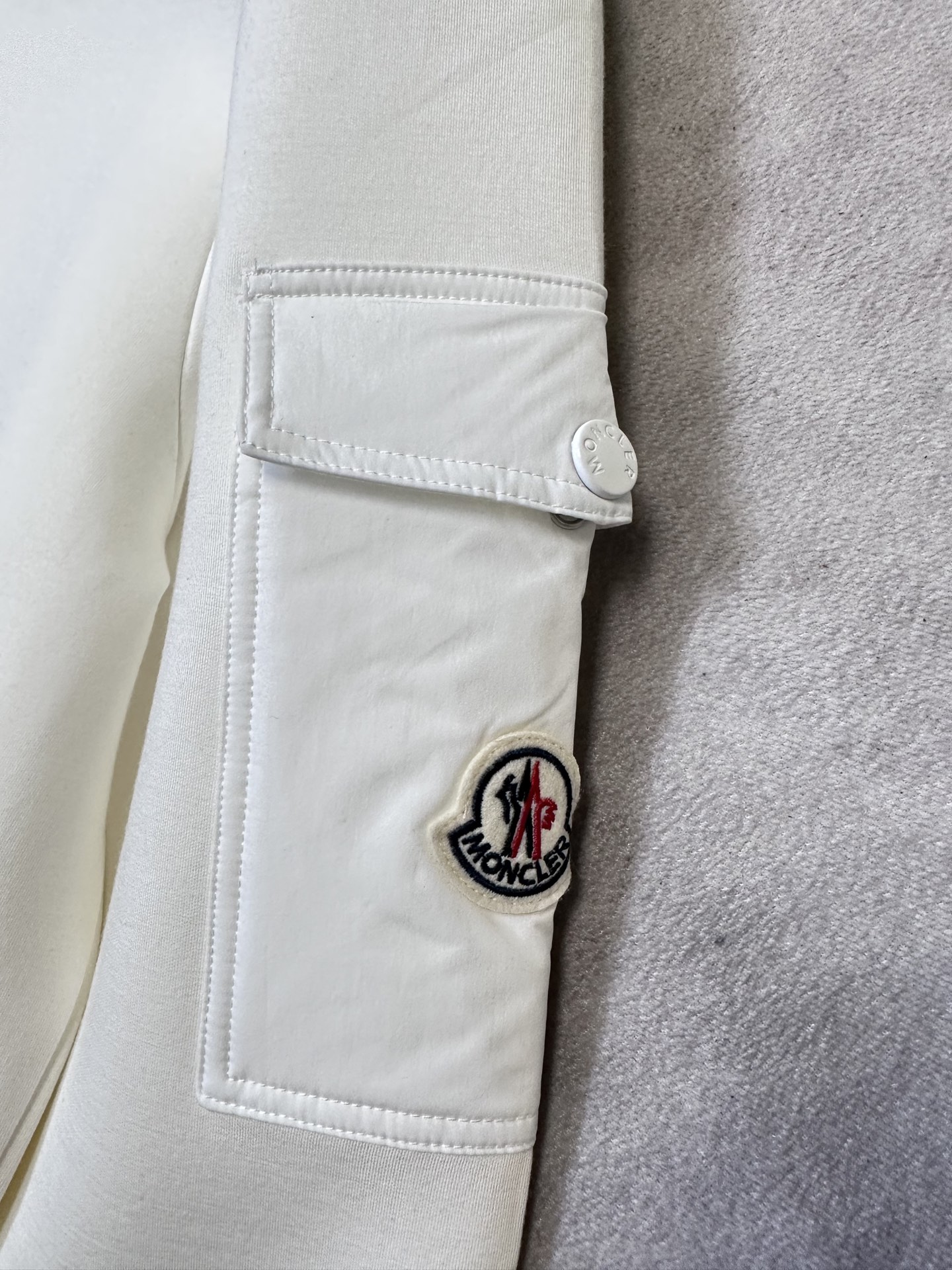 （白色～）Moncler26秋冬爆款外套     这款外套精选70%人棉+17%锦纶+13%氨纶三种纤维混纺面料，厚度适