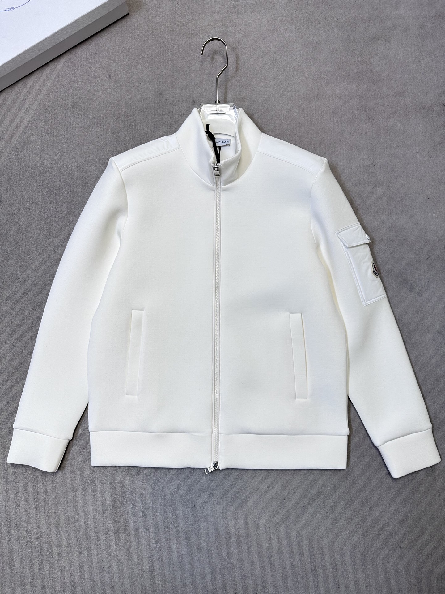 (白色~)Moncler26秋冬爆款外套 这款外套精选70%人棉+17%锦纶+13%氨纶三种纤维混纺面料,厚度适 (白色~)Moncler26秋冬爆款外套 这款外套精选70%人棉+17%锦纶+13%氨纶三种纤维混纺面料,厚度适