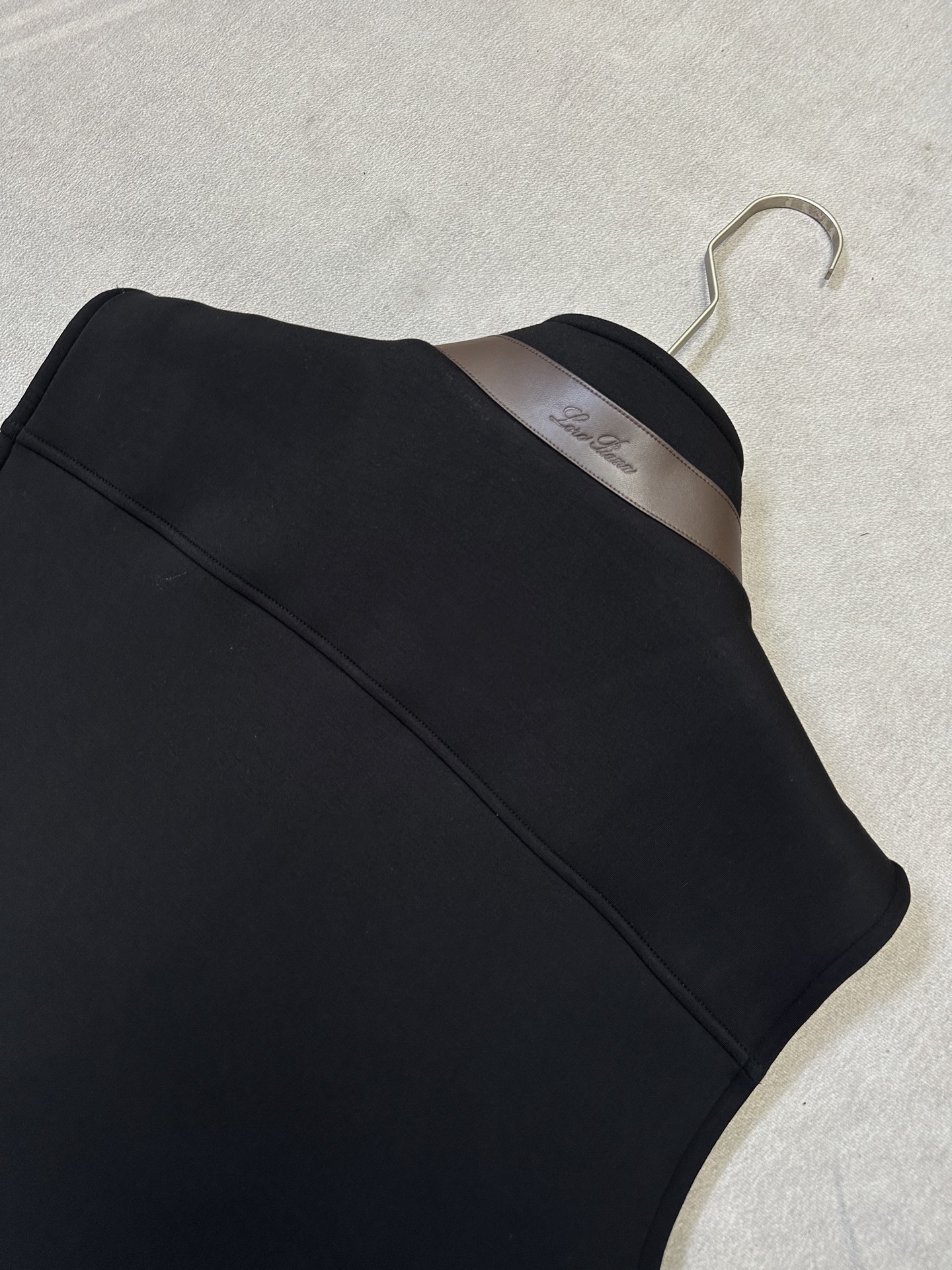 (黑~)Loro Piana26秋冬新款马甲 轻奢撞色领空气层男士马甲,甄选三层中空空气层面料70%人棉+17% (黑~)Loro Piana26秋冬新款马甲 轻奢撞色领空气层男士马甲,甄选三层中空空气层面料70%人棉+17%