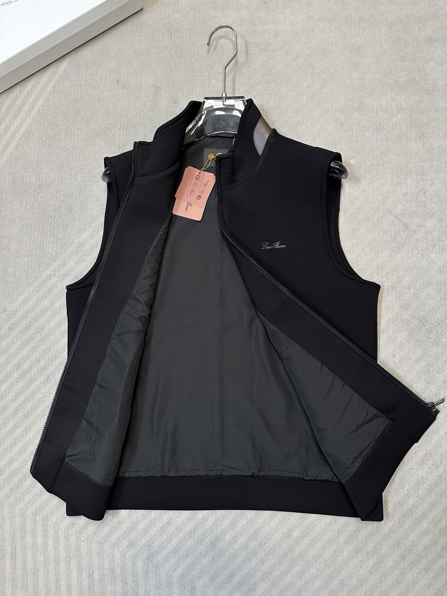 (黑~)Loro Piana26秋冬新款马甲 轻奢撞色领空气层男士马甲,甄选三层中空空气层面料70%人棉+17% (黑~)Loro Piana26秋冬新款马甲 轻奢撞色领空气层男士马甲,甄选三层中空空气层面料70%人棉+17%