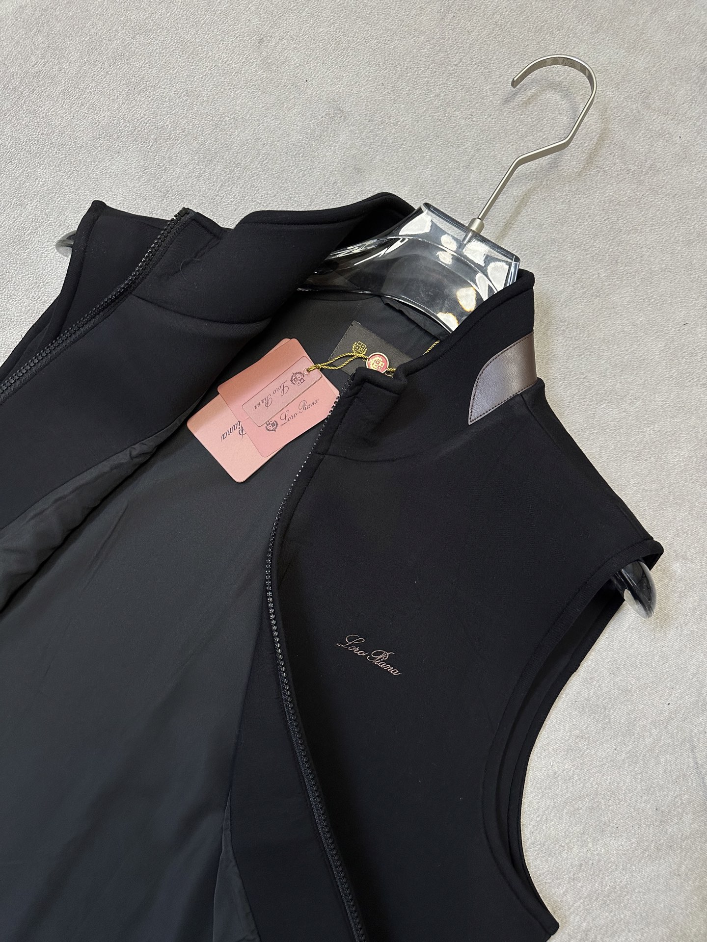 (黑~)Loro Piana26秋冬新款马甲 轻奢撞色领空气层男士马甲,甄选三层中空空气层面料70%人棉+17% (黑~)Loro Piana26秋冬新款马甲 轻奢撞色领空气层男士马甲,甄选三层中空空气层面料70%人棉+17%