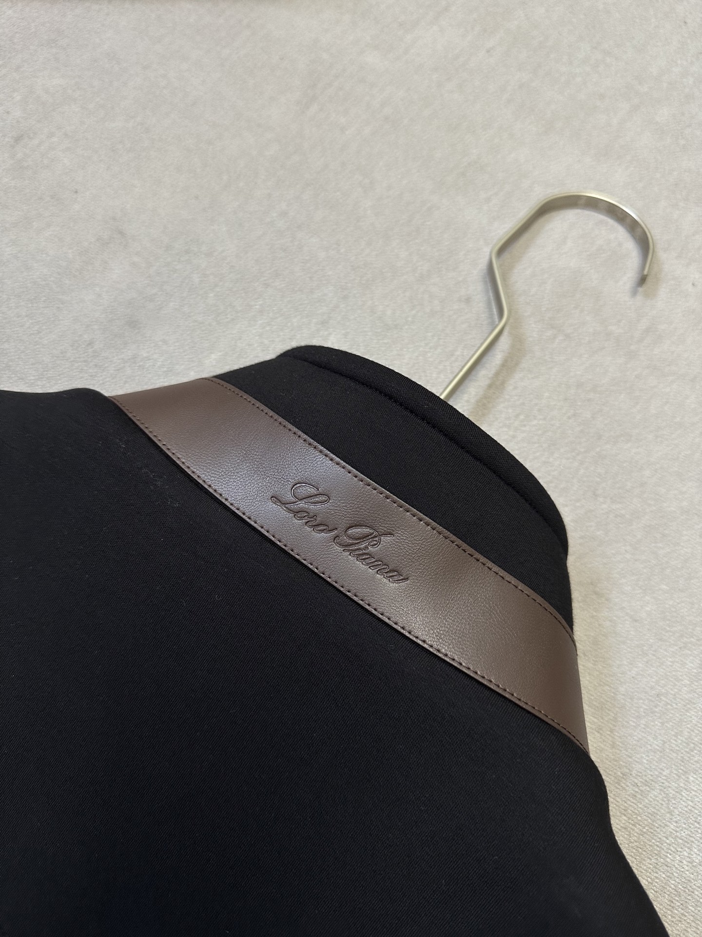(黑~)Loro Piana26秋冬新款马甲 轻奢撞色领空气层男士马甲,甄选三层中空空气层面料70%人棉+17% (黑~)Loro Piana26秋冬新款马甲 轻奢撞色领空气层男士马甲,甄选三层中空空气层面料70%人棉+17%