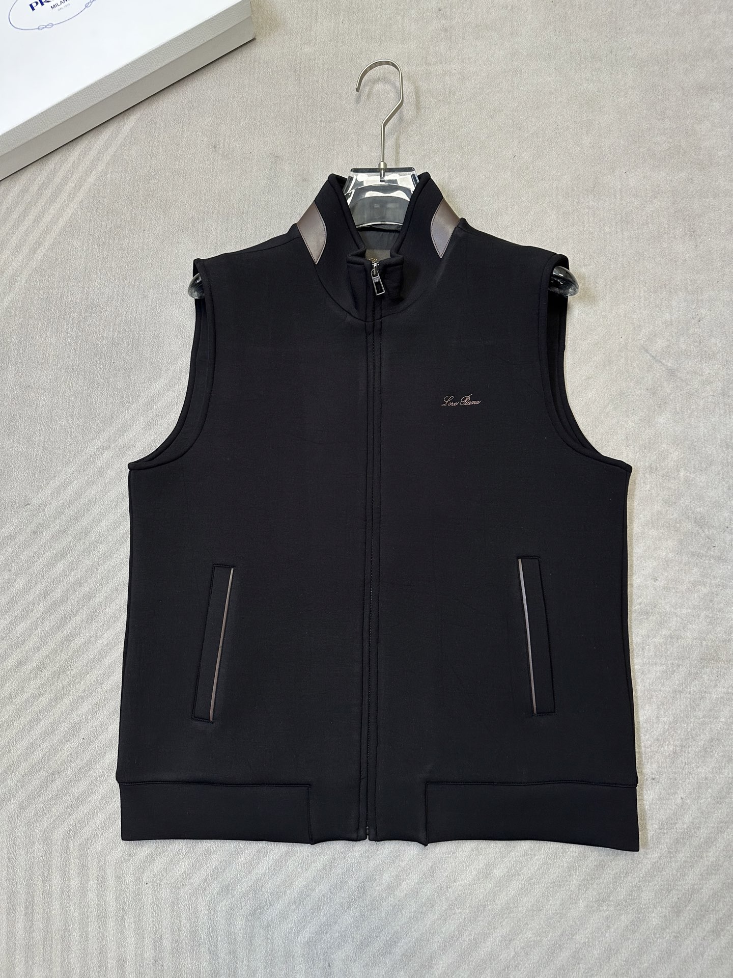 （黑～）Loro Piana26秋冬新款马甲     轻奢撞色领空气层男士马甲，甄选三层中空空气层面料70%人棉+17%
