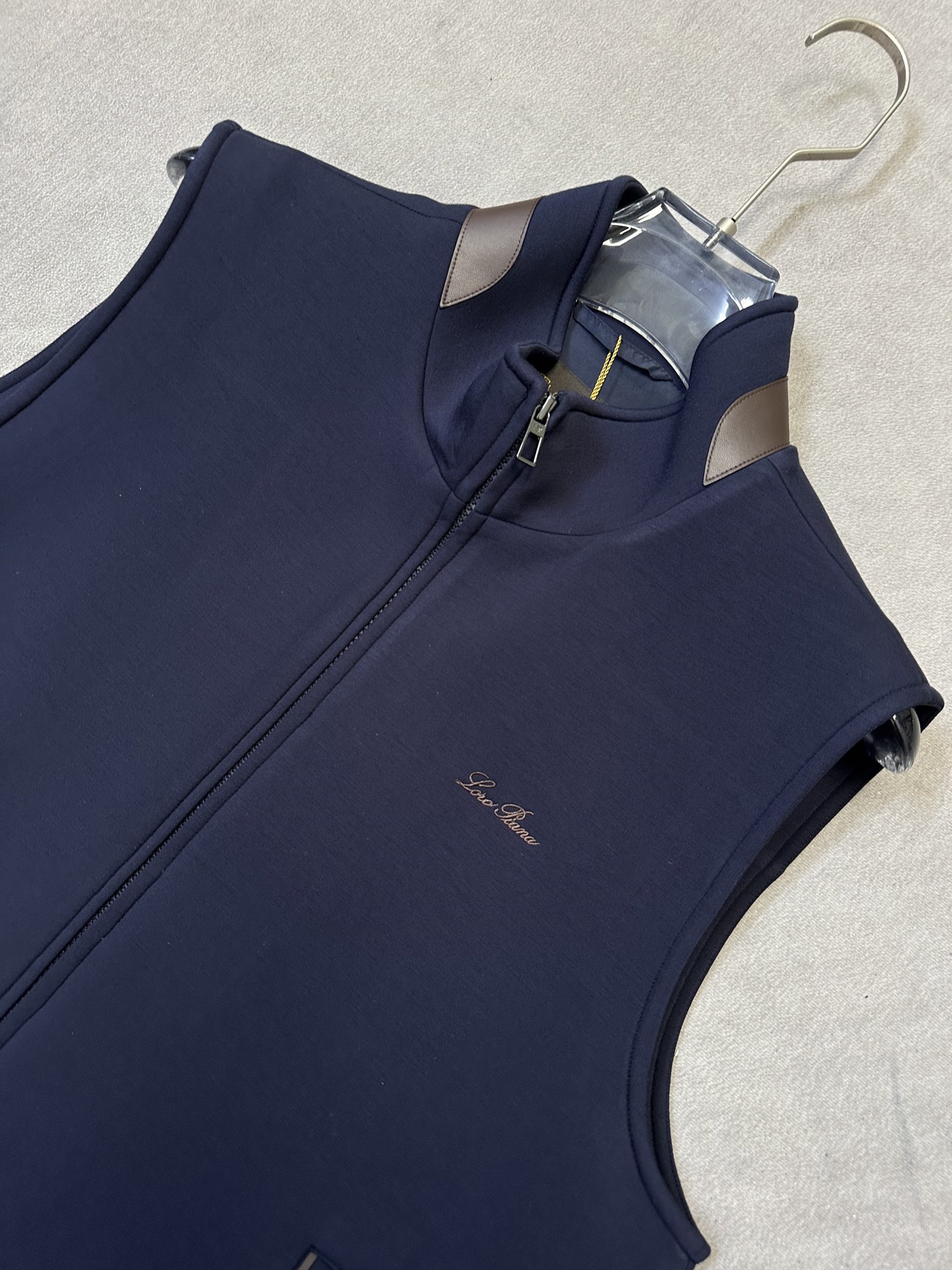 （藏蓝～）Loro Piana26秋冬新款马甲     轻奢撞色领空气层男士马甲，甄选三层中空空气层面料70%人棉+17