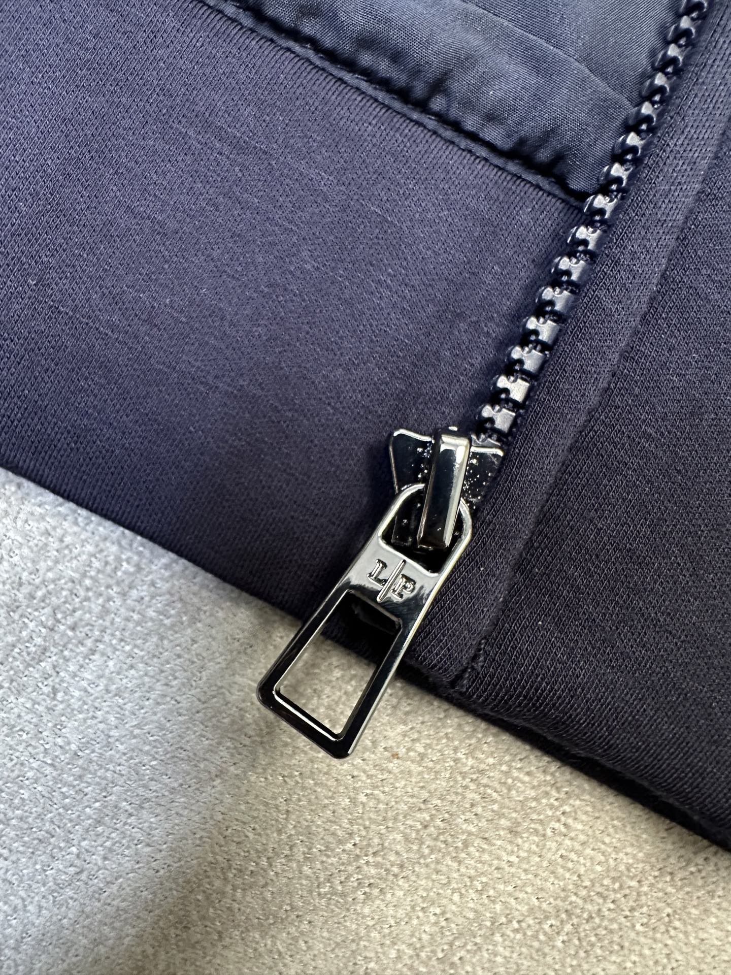 （藏蓝～）Loro Piana26秋冬新款马甲     轻奢撞色领空气层男士马甲，甄选三层中空空气层面料70%人棉+17