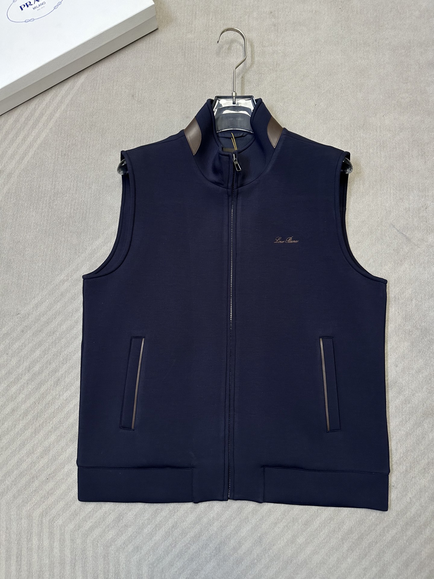 （藏蓝～）Loro Piana26秋冬新款马甲     轻奢撞色领空气层男士马甲，甄选三层中空空气层面料70%人棉+17