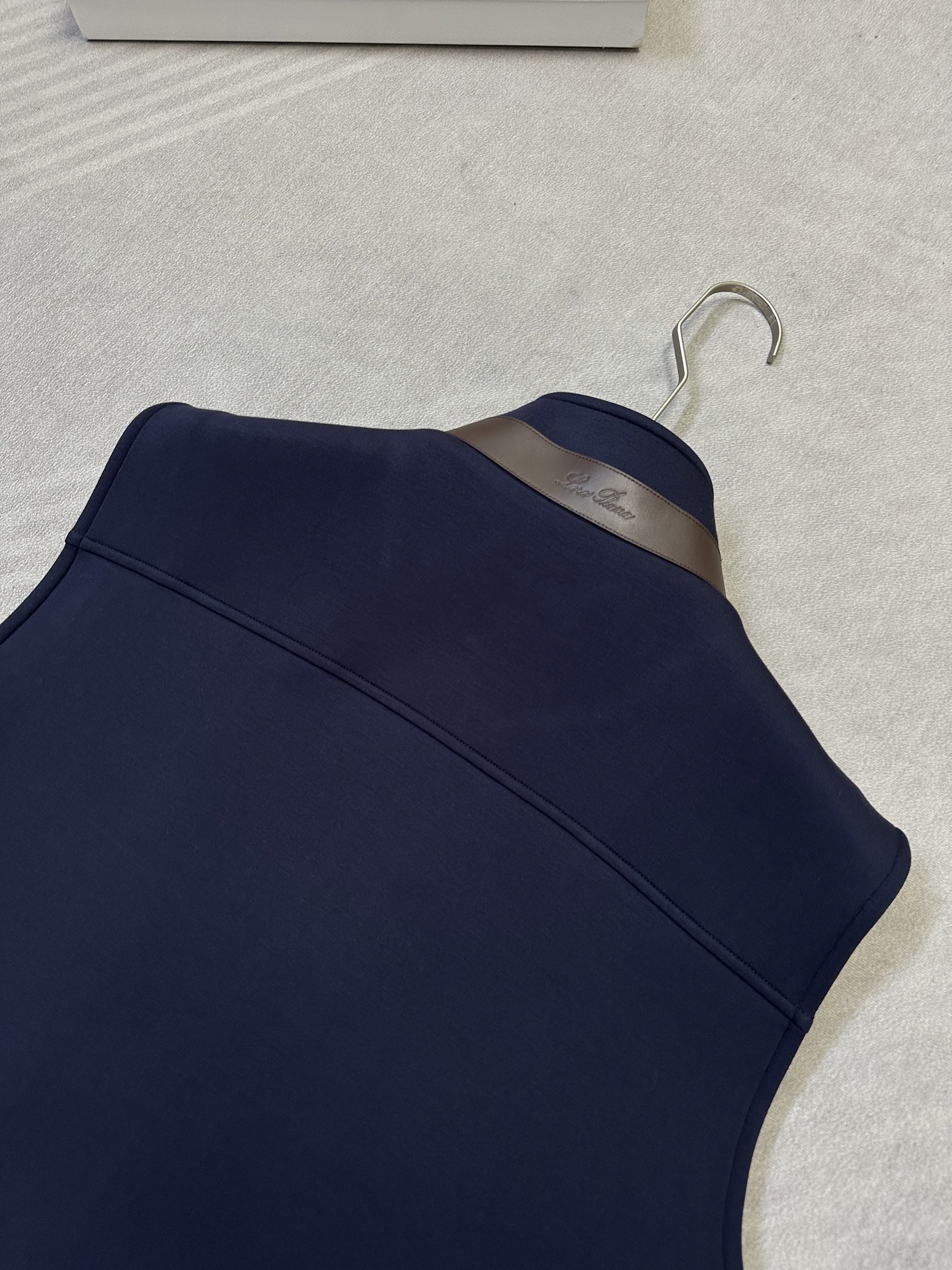 （藏蓝～）Loro Piana26秋冬新款马甲     轻奢撞色领空气层男士马甲，甄选三层中空空气层面料70%人棉+17