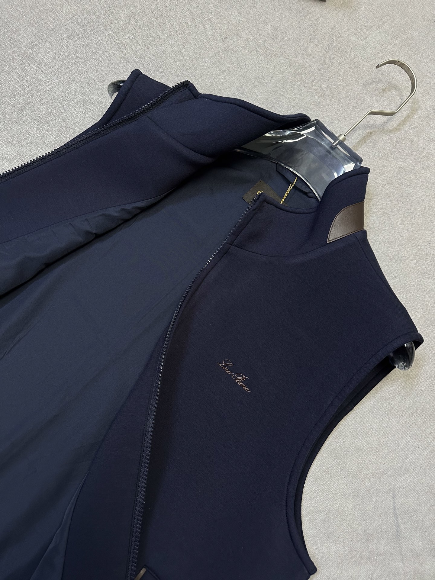 （藏蓝～）Loro Piana26秋冬新款马甲     轻奢撞色领空气层男士马甲，甄选三层中空空气层面料70%人棉+17