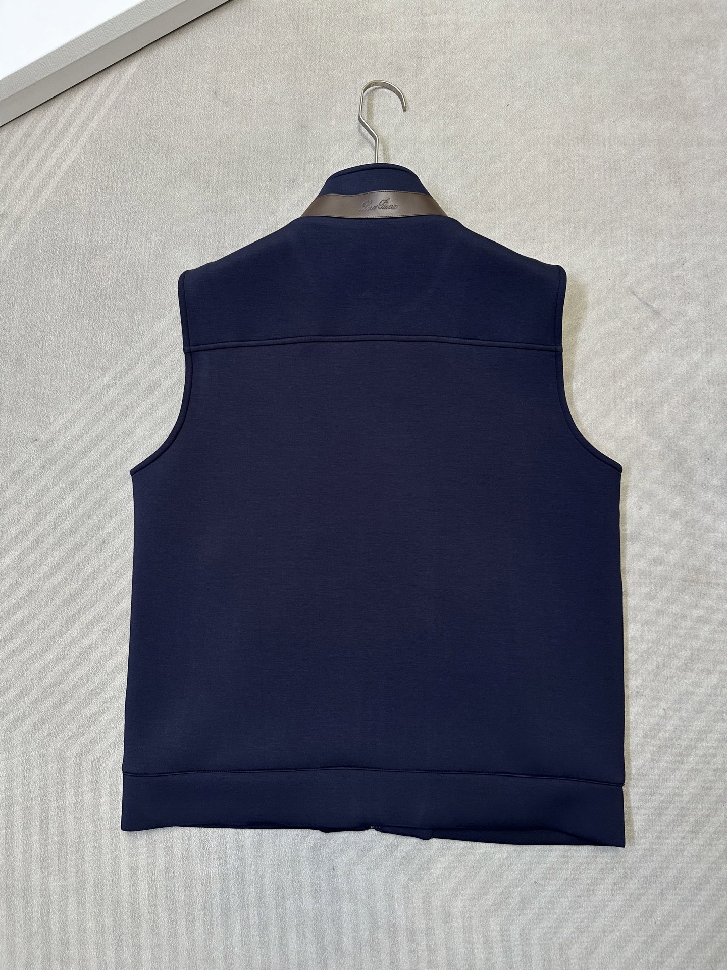 （藏蓝～）Loro Piana26秋冬新款马甲     轻奢撞色领空气层男士马甲，甄选三层中空空气层面料70%人棉+17