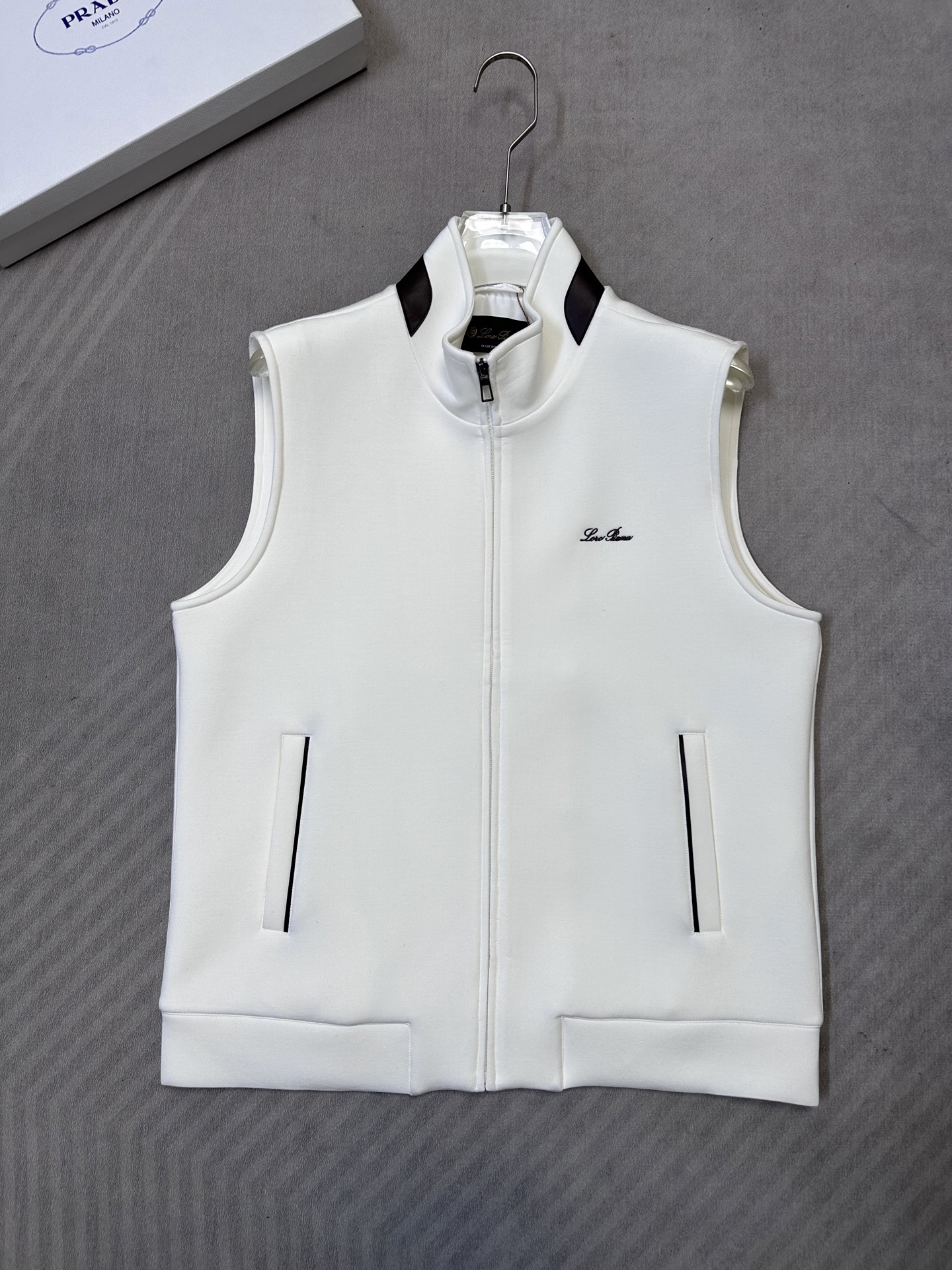 （白～）Loro Piana26秋冬新款马甲     轻奢撞色领空气层男士马甲，甄选三层中空空气层面料70%人棉+17%