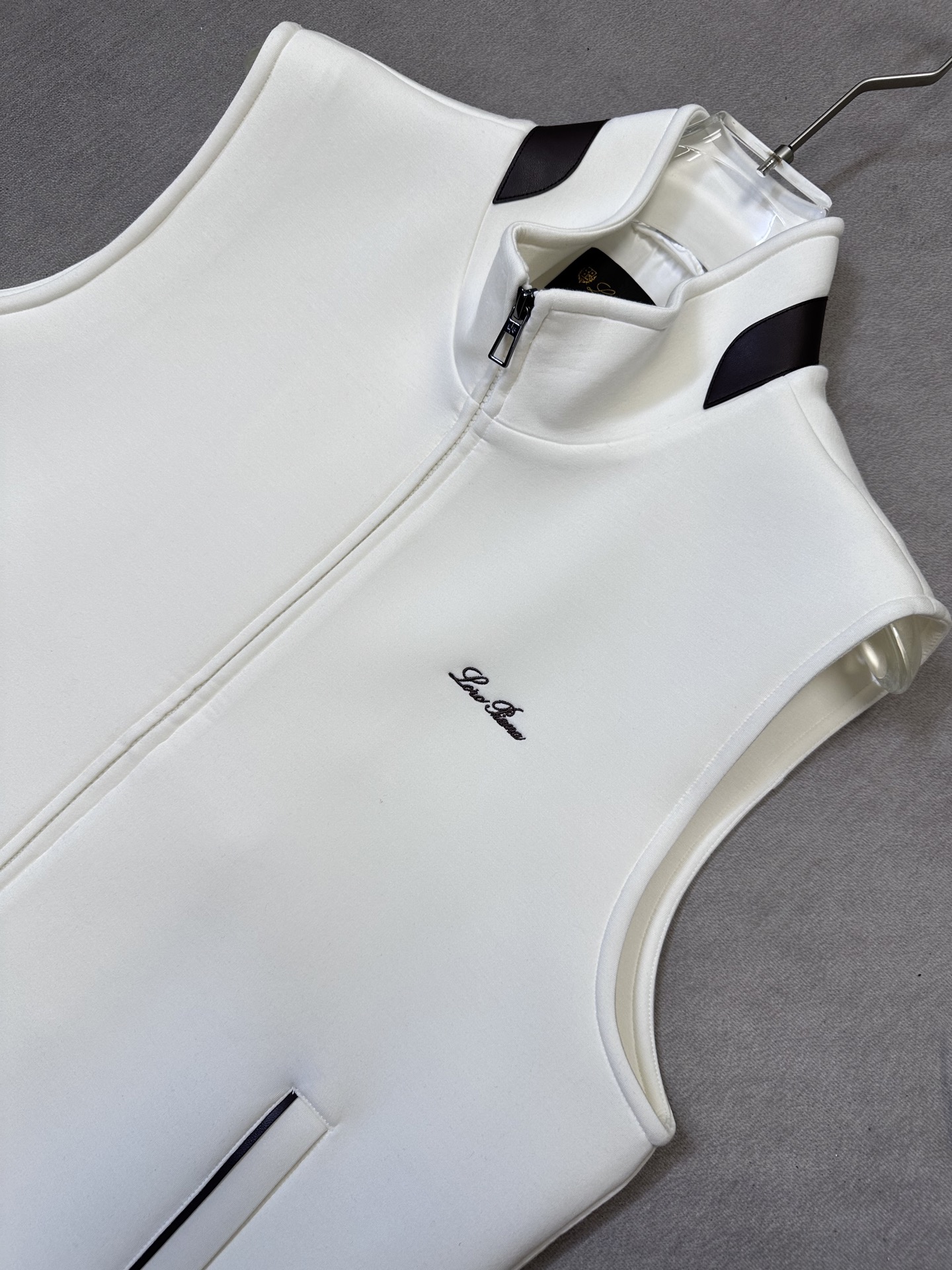 (白~)Loro Piana26秋冬新款马甲 轻奢撞色领空气层男士马甲,甄选三层中空空气层面料70%人棉+17% (白~)Loro Piana26秋冬新款马甲 轻奢撞色领空气层男士马甲,甄选三层中空空气层面料70%人棉+17%