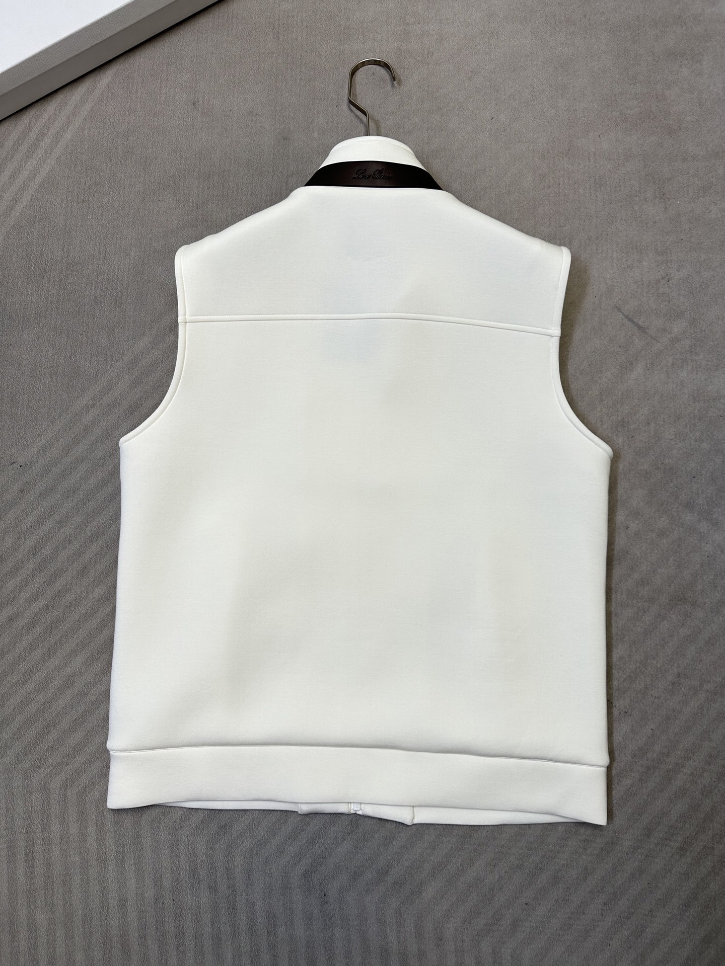 (白~)Loro Piana26秋冬新款马甲 轻奢撞色领空气层男士马甲,甄选三层中空空气层面料70%人棉+17% (白~)Loro Piana26秋冬新款马甲 轻奢撞色领空气层男士马甲,甄选三层中空空气层面料70%人棉+17%