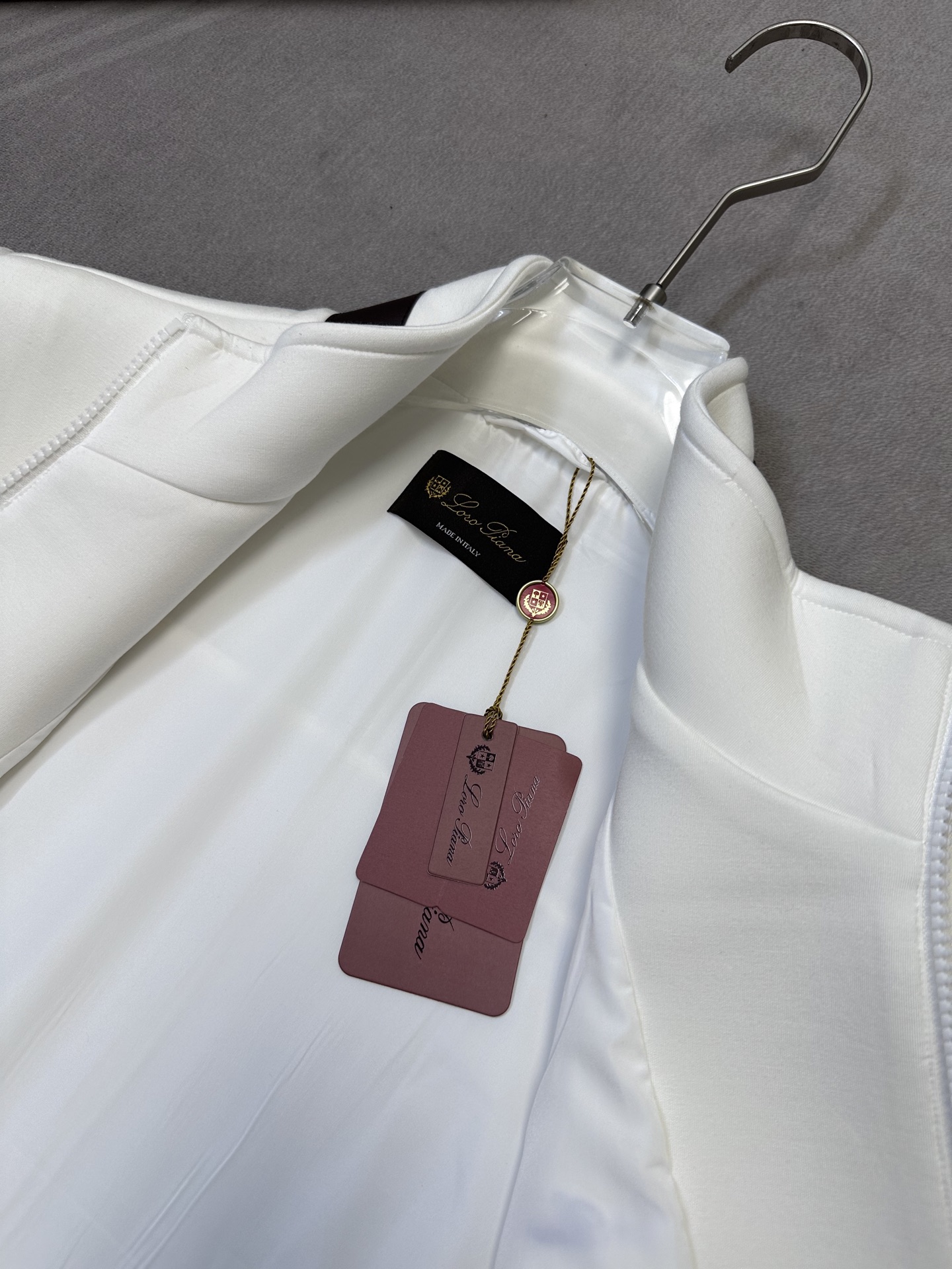 (白~)Loro Piana26秋冬新款马甲 轻奢撞色领空气层男士马甲,甄选三层中空空气层面料70%人棉+17% (白~)Loro Piana26秋冬新款马甲 轻奢撞色领空气层男士马甲,甄选三层中空空气层面料70%人棉+17%