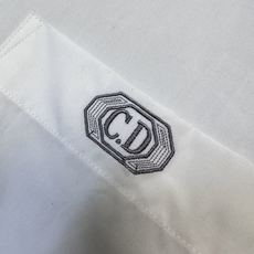 CD迪奥26FW秋冬新款长袖衬衫,迪奥DIOR.....经典款,胸前口袋加上扎实的标志性绣花,秋冬推出商务系列,溢达纺织 CD迪奥26FW秋冬新款长袖衬衫,迪奥DIOR.....经典款,胸前口袋加上扎实的标志性绣花,秋冬推出商务系列,溢达纺织