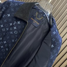 🔥Lv 藏青色连帽拉链卫衣外套 重磅透气针织面料,软糯挺括不塌身,日常穿着舒适无束缚 胸口金色金属LV标识点缀,低调提升 🔥Lv 藏青色连帽拉链卫衣外套 重磅透气针织面料,软糯挺括不塌身,日常穿着舒适无束缚 胸口金色金属LV标识点缀,低调提升