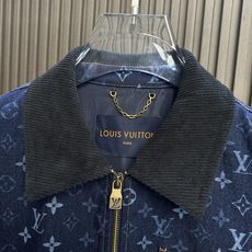 🔥Lv 藏青色连帽拉链卫衣外套 重磅透气针织面料,软糯挺括不塌身,日常穿着舒适无束缚 胸口金色金属LV标识点缀,低调提升 🔥Lv 藏青色连帽拉链卫衣外套 重磅透气针织面料,软糯挺括不塌身,日常穿着舒适无束缚 胸口金色金属LV标识点缀,低调提升