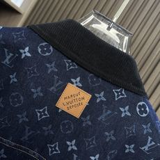 🔥Lv 藏青色连帽拉链卫衣外套 重磅透气针织面料,软糯挺括不塌身,日常穿着舒适无束缚 胸口金色金属LV标识点缀,低调提升 🔥Lv 藏青色连帽拉链卫衣外套 重磅透气针织面料,软糯挺括不塌身,日常穿着舒适无束缚 胸口金色金属LV标识点缀,低调提升