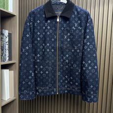 🔥Lv 藏青色连帽拉链卫衣外套 重磅透气针织面料,软糯挺括不塌身,日常穿着舒适无束缚 胸口金色金属LV标识点缀,低调提升 🔥Lv 藏青色连帽拉链卫衣外套 重磅透气针织面料,软糯挺括不塌身,日常穿着舒适无束缚 胸口金色金属LV标识点缀,低调提升