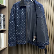 🔥Lv 藏青色连帽拉链卫衣外套 重磅透气针织面料,软糯挺括不塌身,日常穿着舒适无束缚 胸口金色金属LV标识点缀,低调提升 🔥Lv 藏青色连帽拉链卫衣外套 重磅透气针织面料,软糯挺括不塌身,日常穿着舒适无束缚 胸口金色金属LV标识点缀,低调提升