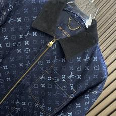 🔥Lv 藏青色连帽拉链卫衣外套 重磅透气针织面料,软糯挺括不塌身,日常穿着舒适无束缚 胸口金色金属LV标识点缀,低调提升 🔥Lv 藏青色连帽拉链卫衣外套 重磅透气针织面料,软糯挺括不塌身,日常穿着舒适无束缚 胸口金色金属LV标识点缀,低调提升
