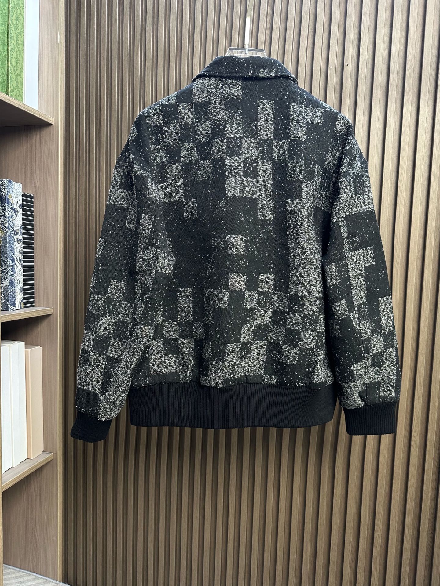 🔥LV 路易威登 2026秋冬新款 粗花呢棋盘格翻领夹克 灰黑杂色格纹粗纺面料，自带颗粒肌理高级质感 皮质口袋拼接+金属