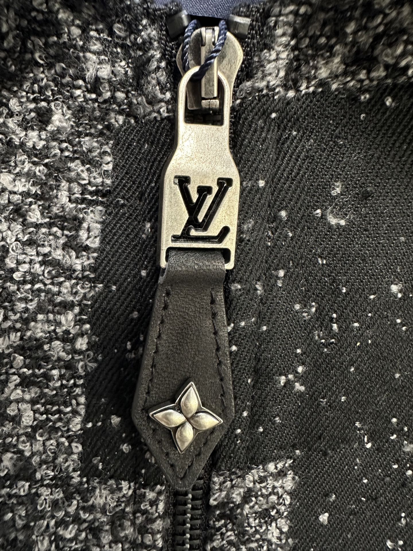 🔥LV 路易威登 2026秋冬新款 粗花呢棋盘格翻领夹克 灰黑杂色格纹粗纺面料，自带颗粒肌理高级质感 皮质口袋拼接+金属