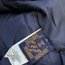 🔥LV|路易威登 2026秋冬新款菱格压花翻领薄棉夹克 全套原版定制五金,拉链、纽扣细节还原到位 全身经典菱格绗缝+暗纹 🔥LV|路易威登 2026秋冬新款菱格压花翻领薄棉夹克 全套原版定制五金,拉链、纽扣细节还原到位 全身经典菱格绗缝+暗纹