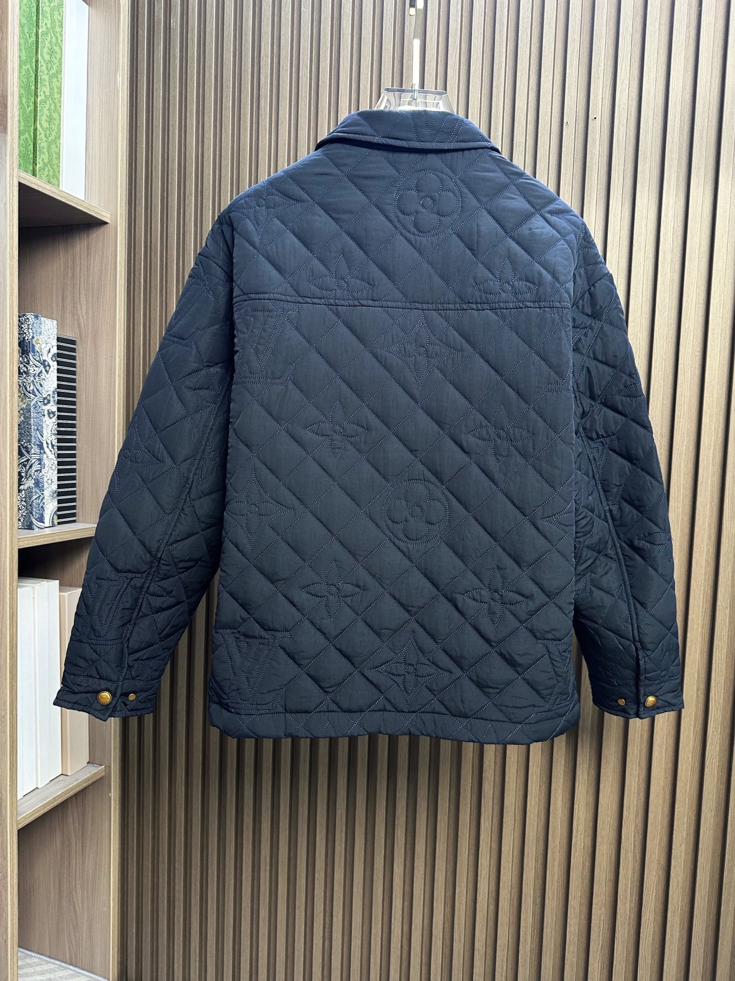 🔥LV|路易威登 2026秋冬新款菱格压花翻领薄棉夹克 全套原版定制五金,拉链、纽扣细节还原到位 全身经典菱格绗缝+暗纹 🔥LV|路易威登 2026秋冬新款菱格压花翻领薄棉夹克 全套原版定制五金,拉链、纽扣细节还原到位 全身经典菱格绗缝+暗纹