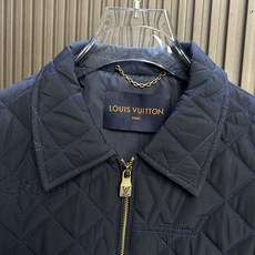🔥LV|路易威登 2026秋冬新款菱格压花翻领薄棉夹克 全套原版定制五金,拉链、纽扣细节还原到位 全身经典菱格绗缝+暗纹 🔥LV|路易威登 2026秋冬新款菱格压花翻领薄棉夹克 全套原版定制五金,拉链、纽扣细节还原到位 全身经典菱格绗缝+暗纹