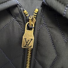 🔥LV|路易威登 2026秋冬新款菱格压花翻领薄棉夹克 全套原版定制五金,拉链、纽扣细节还原到位 全身经典菱格绗缝+暗纹 🔥LV|路易威登 2026秋冬新款菱格压花翻领薄棉夹克 全套原版定制五金,拉链、纽扣细节还原到位 全身经典菱格绗缝+暗纹