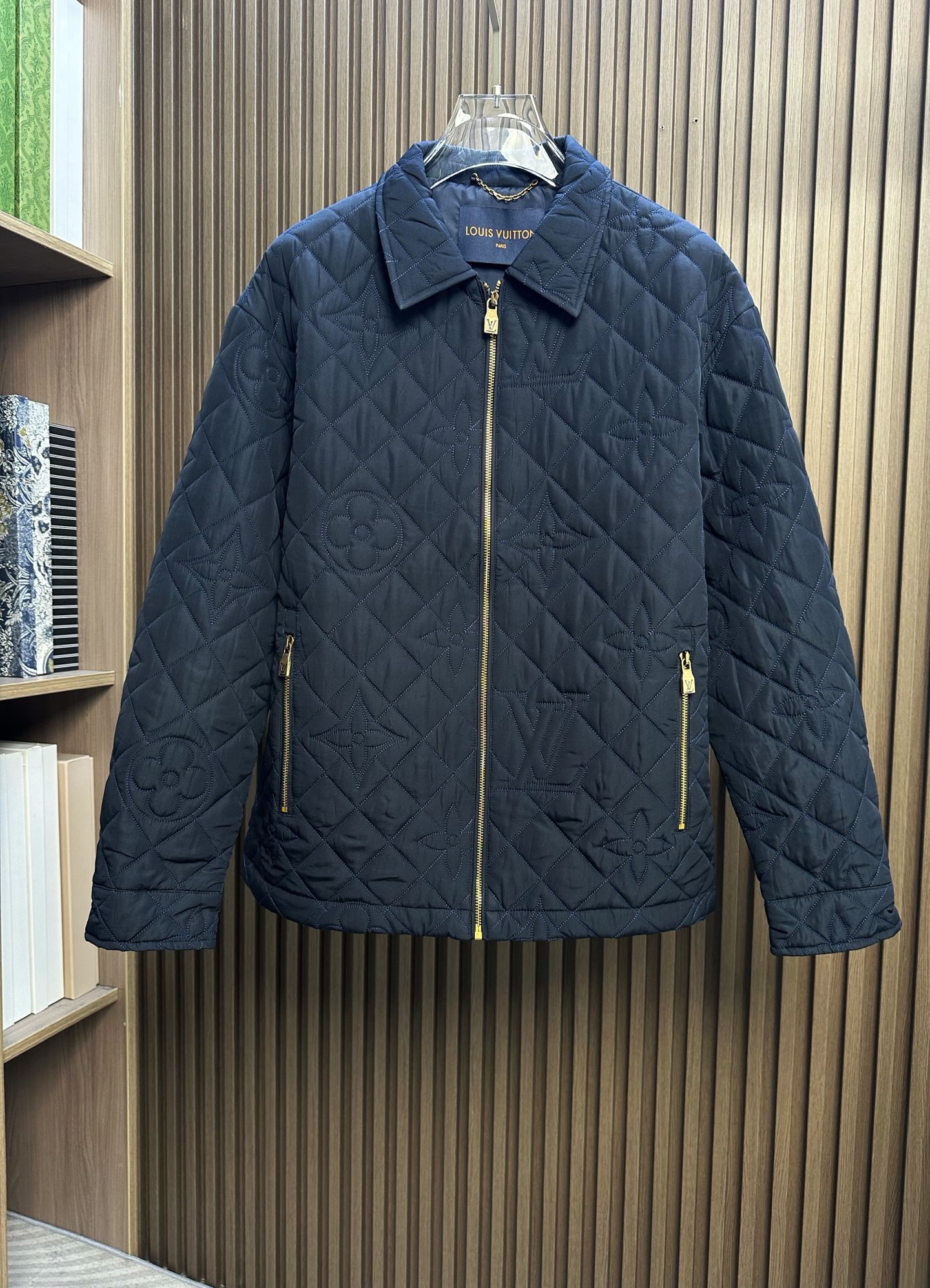 🔥LV|路易威登 2026秋冬新款菱格压花翻领薄棉夹克 全套原版定制五金,拉链、纽扣细节还原到位 全身经典菱格绗缝+暗纹 🔥LV|路易威登 2026秋冬新款菱格压花翻领薄棉夹克 全套原版定制五金,拉链、纽扣细节还原到位 全身经典菱格绗缝+暗纹