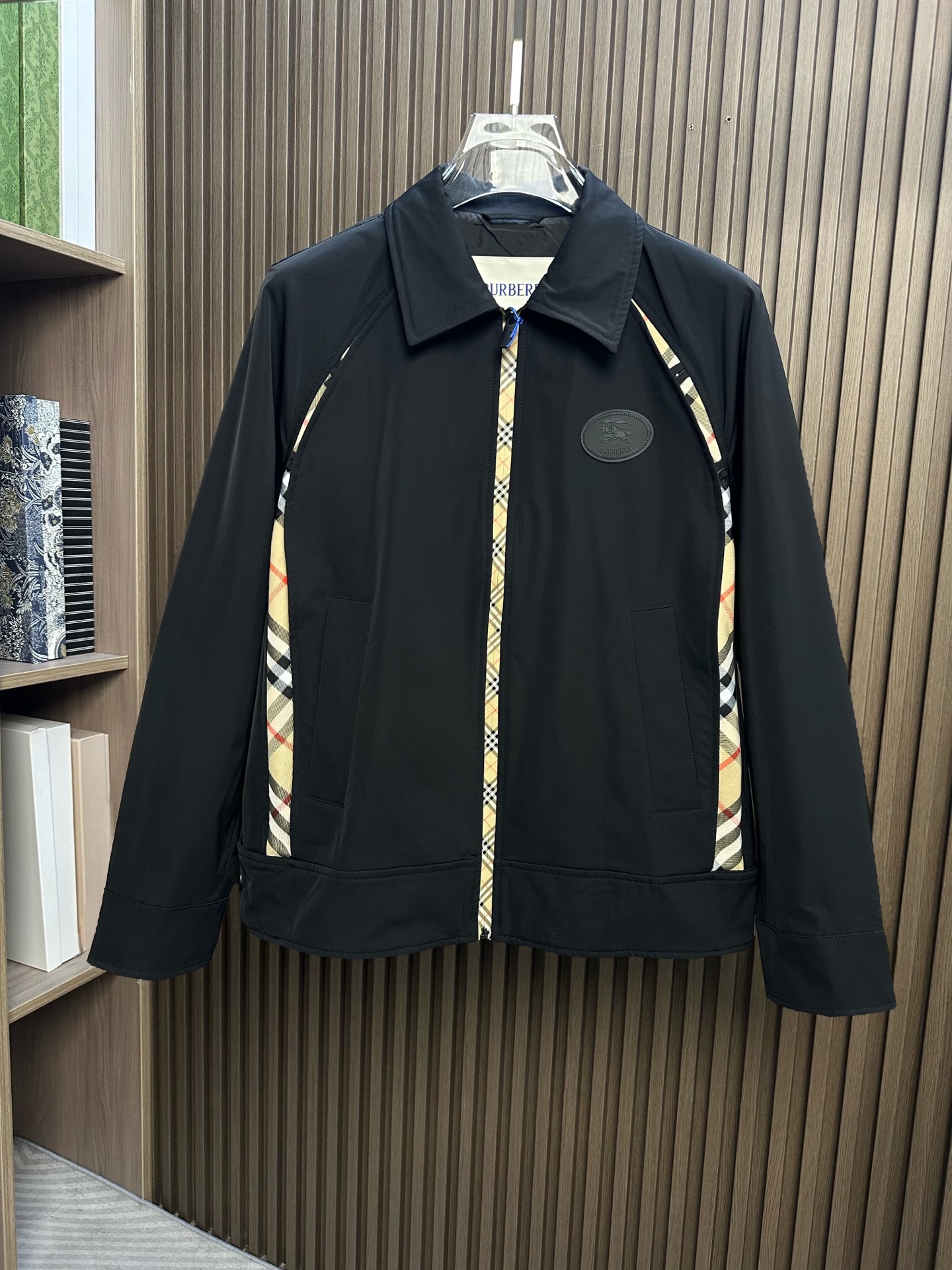 🔥Burberry博柏利 2026FW秋冬新款格纹拼接翻领夹克✨ 原版定制抗风防风面料,翻领经典版型,拉链门襟,衣身两侧 🔥Burberry博柏利 2026FW秋冬新款格纹拼接翻领夹克✨ 原版定制抗风防风面料,翻领经典版型,拉链门襟,衣身两侧