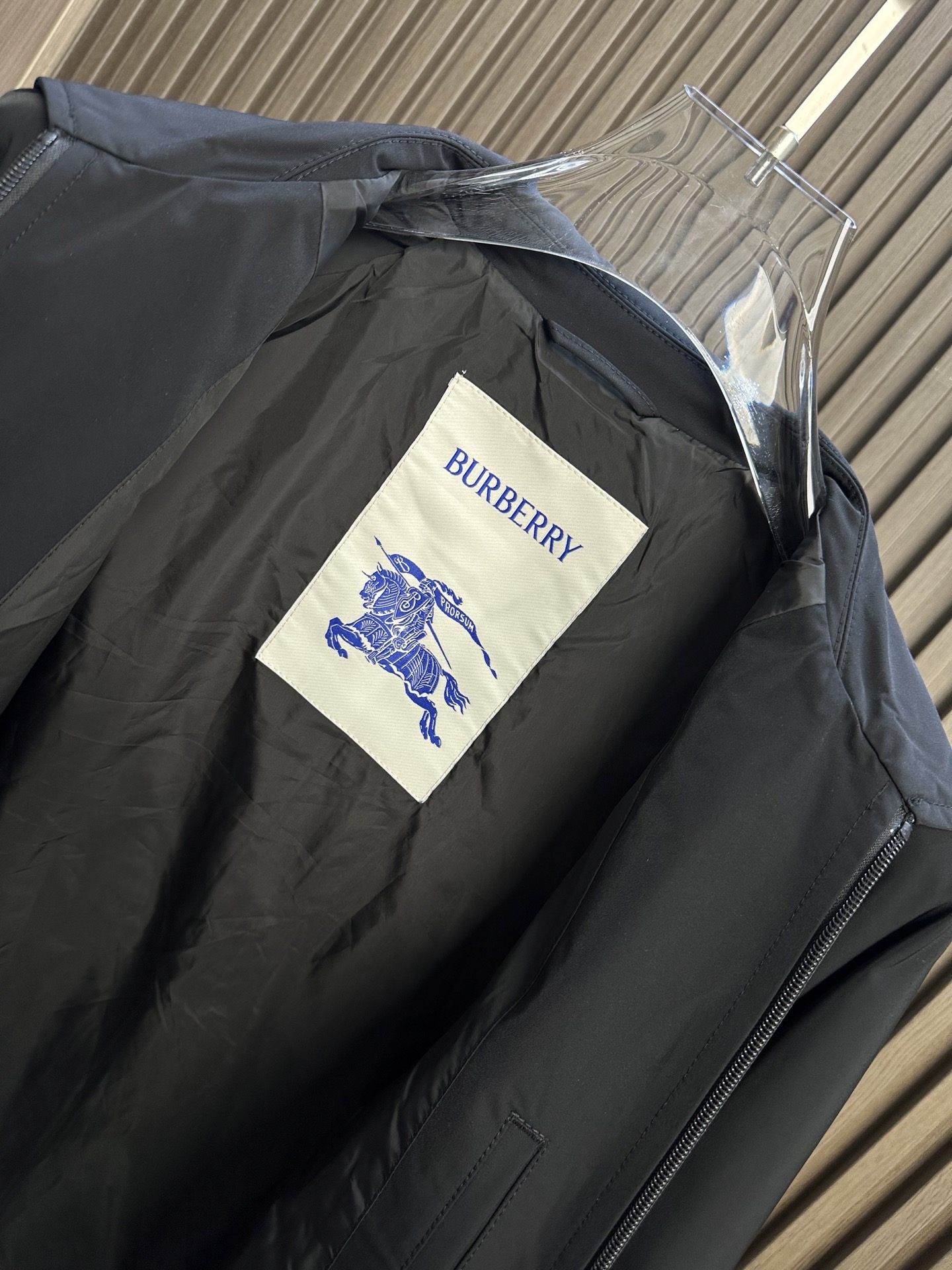 🔥Burberry博柏利 2026FW秋冬新款格纹拼接翻领夹克✨ 原版定制抗风防风面料，翻领经典版型，拉链门襟，衣身两侧