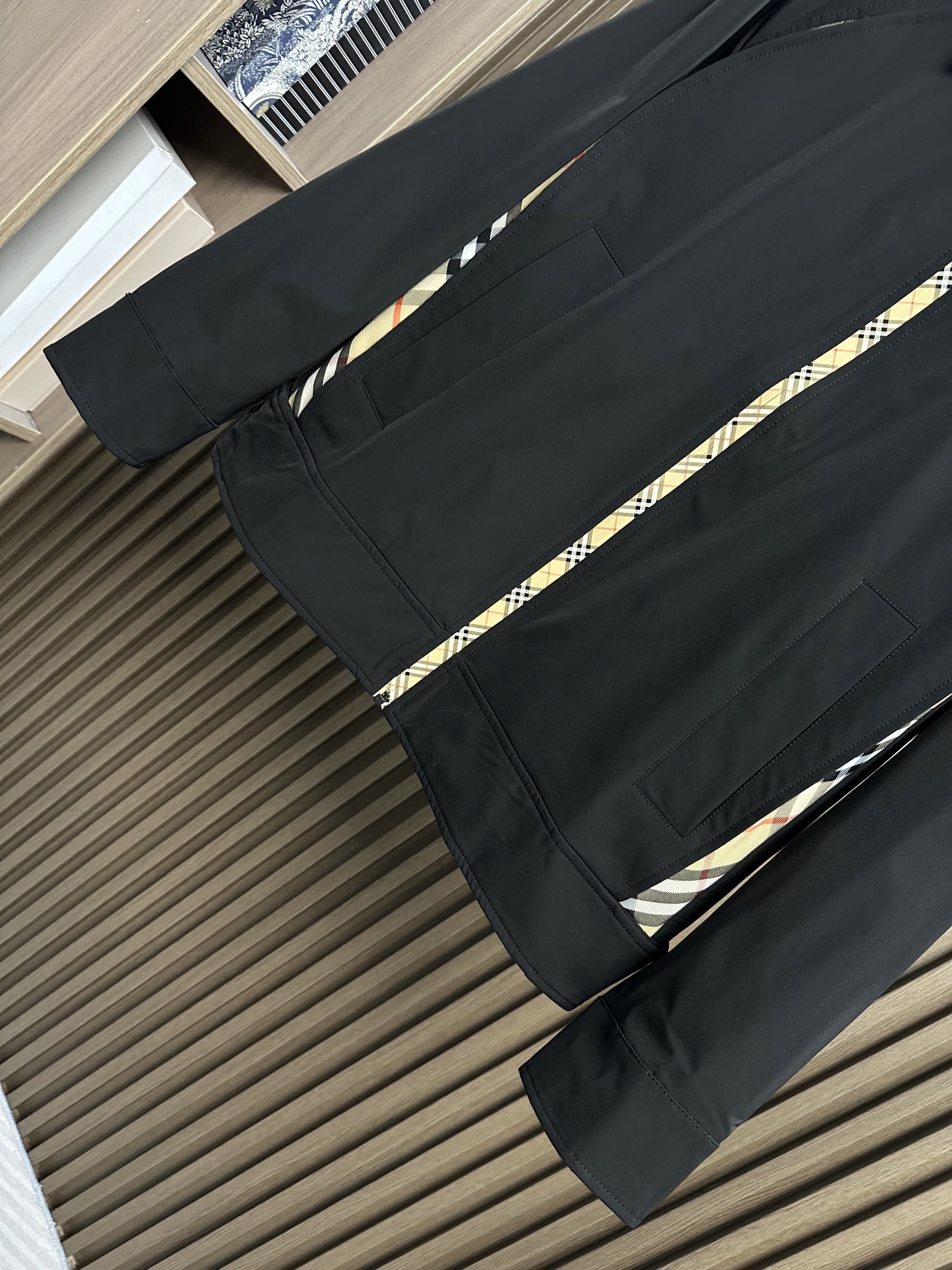 🔥Burberry博柏利 2026FW秋冬新款格纹拼接翻领夹克✨ 原版定制抗风防风面料，翻领经典版型，拉链门襟，衣身两侧
