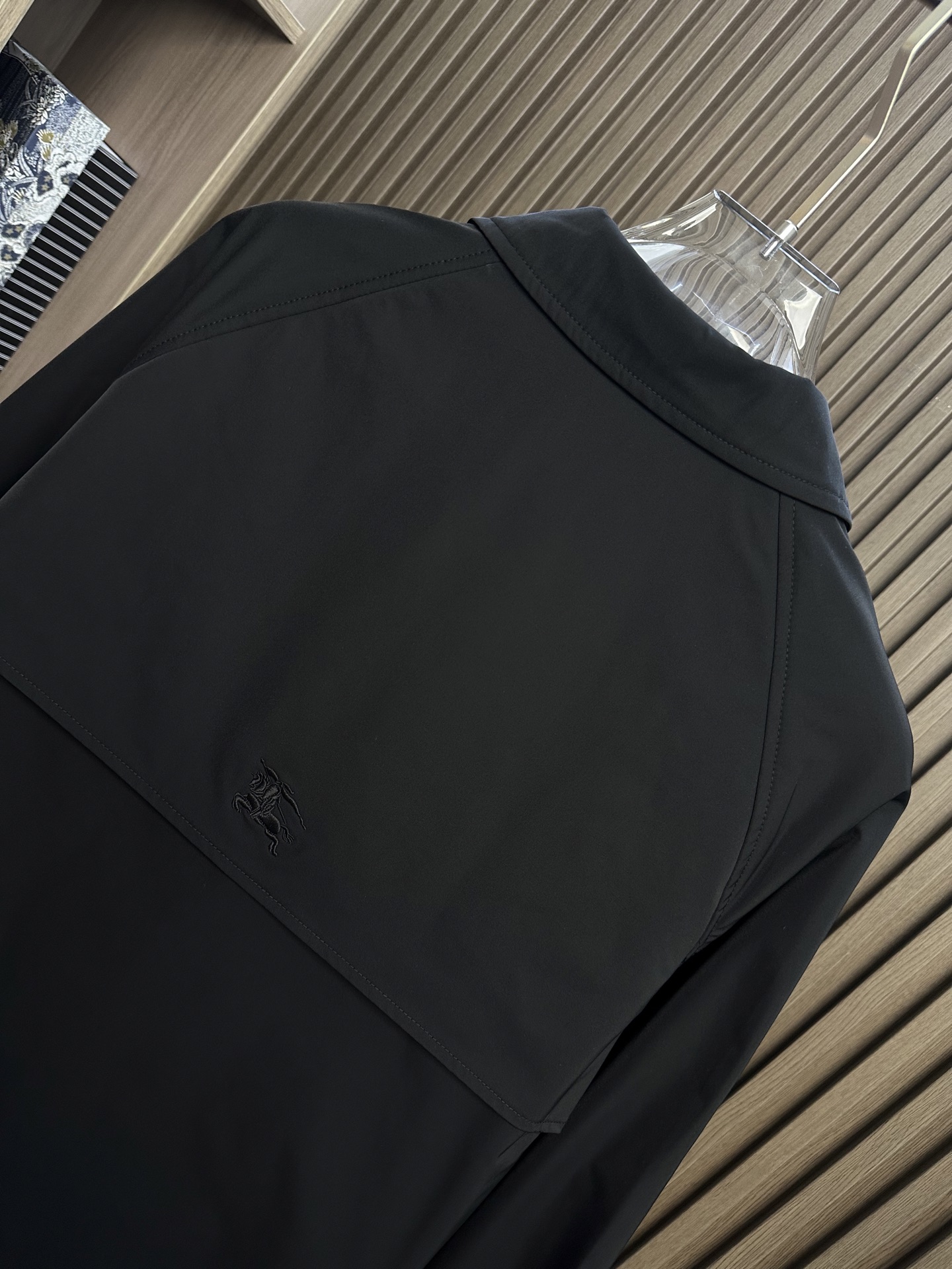 🔥Burberry博柏利 2026FW秋冬新款格纹拼接翻领夹克✨ 原版定制抗风防风面料，翻领经典版型，拉链门襟，衣身两侧