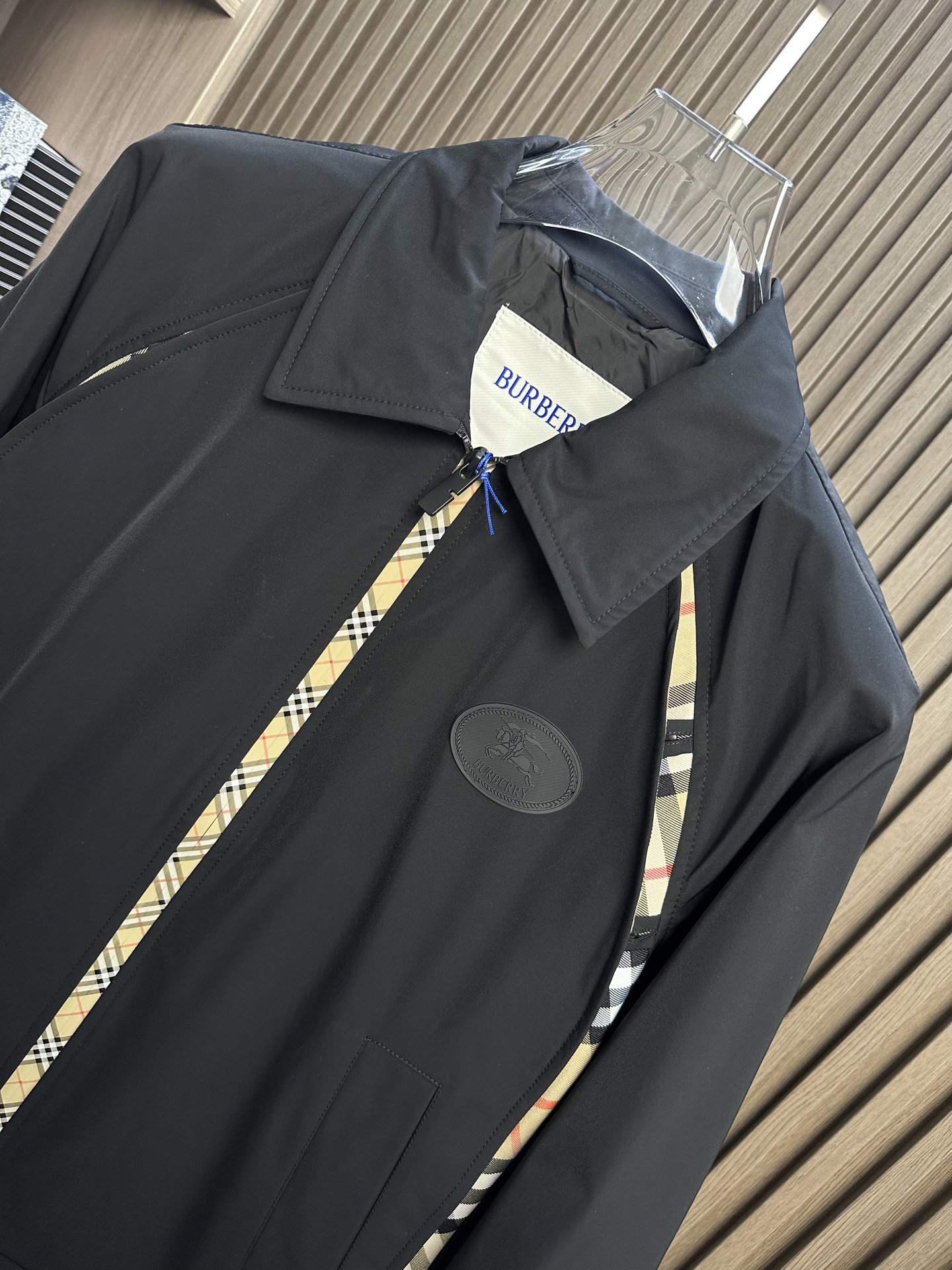 🔥Burberry博柏利 2026FW秋冬新款格纹拼接翻领夹克✨ 原版定制抗风防风面料，翻领经典版型，拉链门襟，衣身两侧