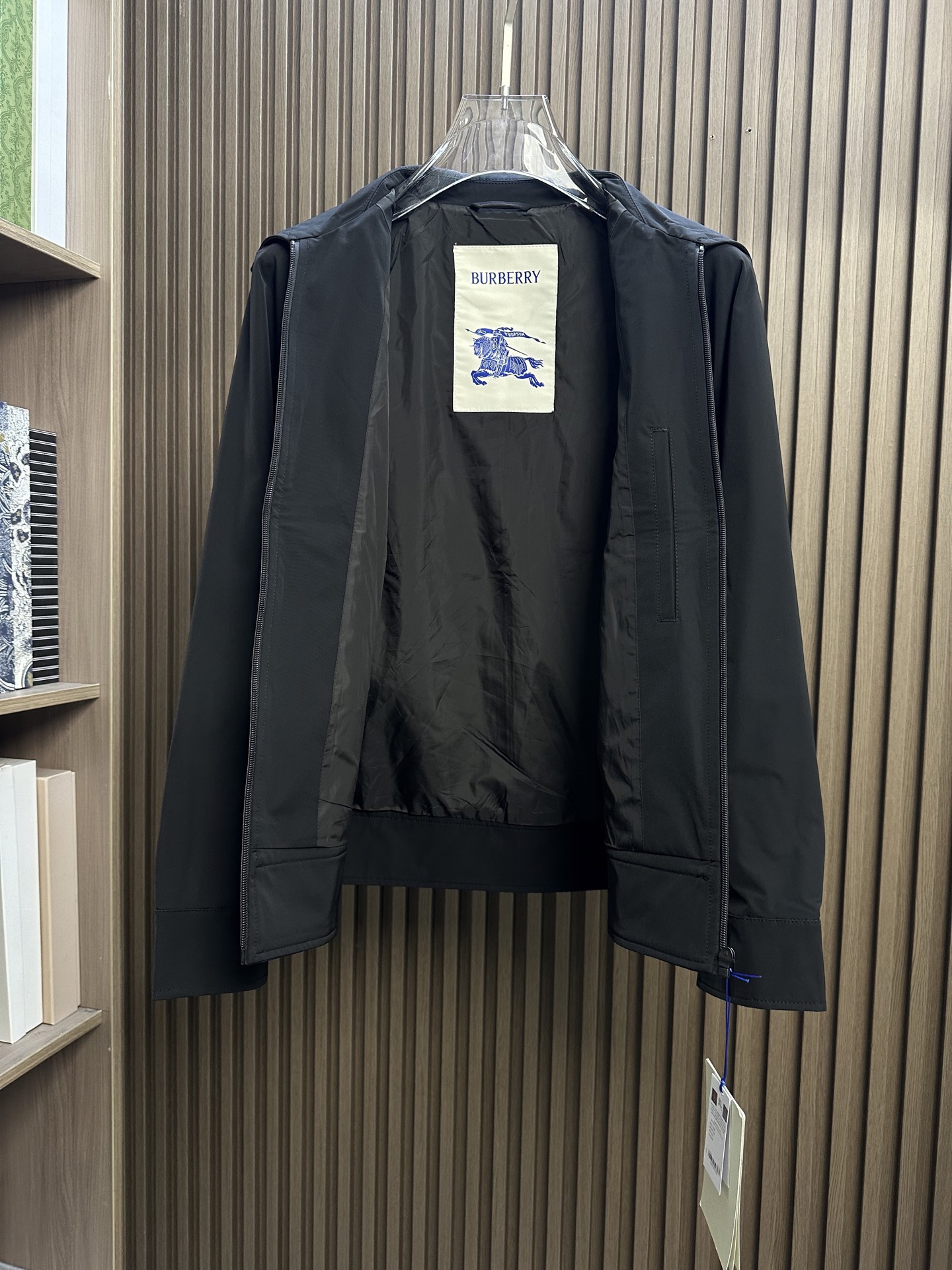 🔥Burberry博柏利 2026FW秋冬新款格纹拼接翻领夹克✨ 原版定制抗风防风面料，翻领经典版型，拉链门襟，衣身两侧