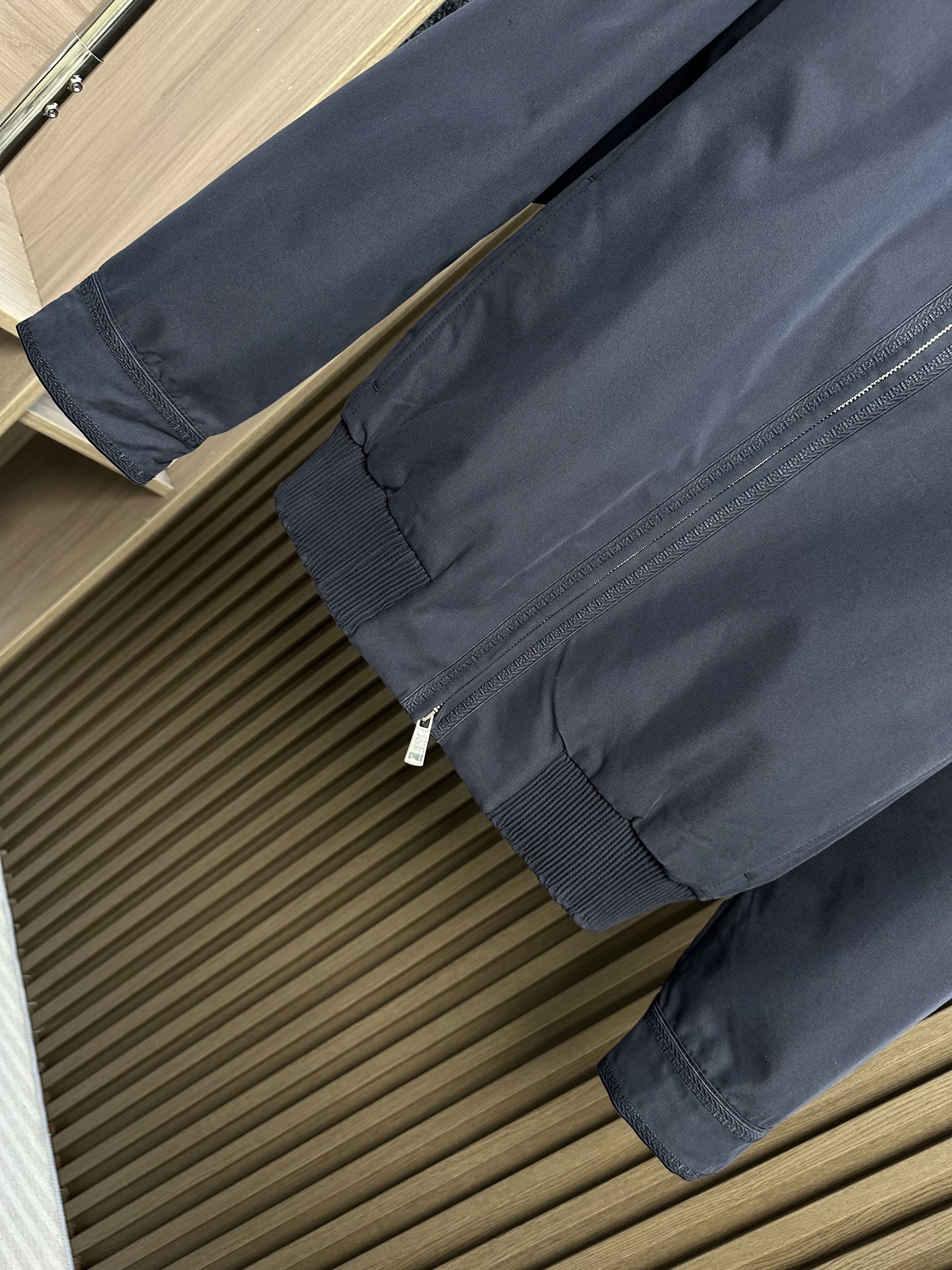 🔥Dior迪奥 2026FW秋冬新款翻领拉链夹克✨ 原版定制防风抗皱面料，经典翻领版型，双向银色五金拉链门襟，左胸Dio