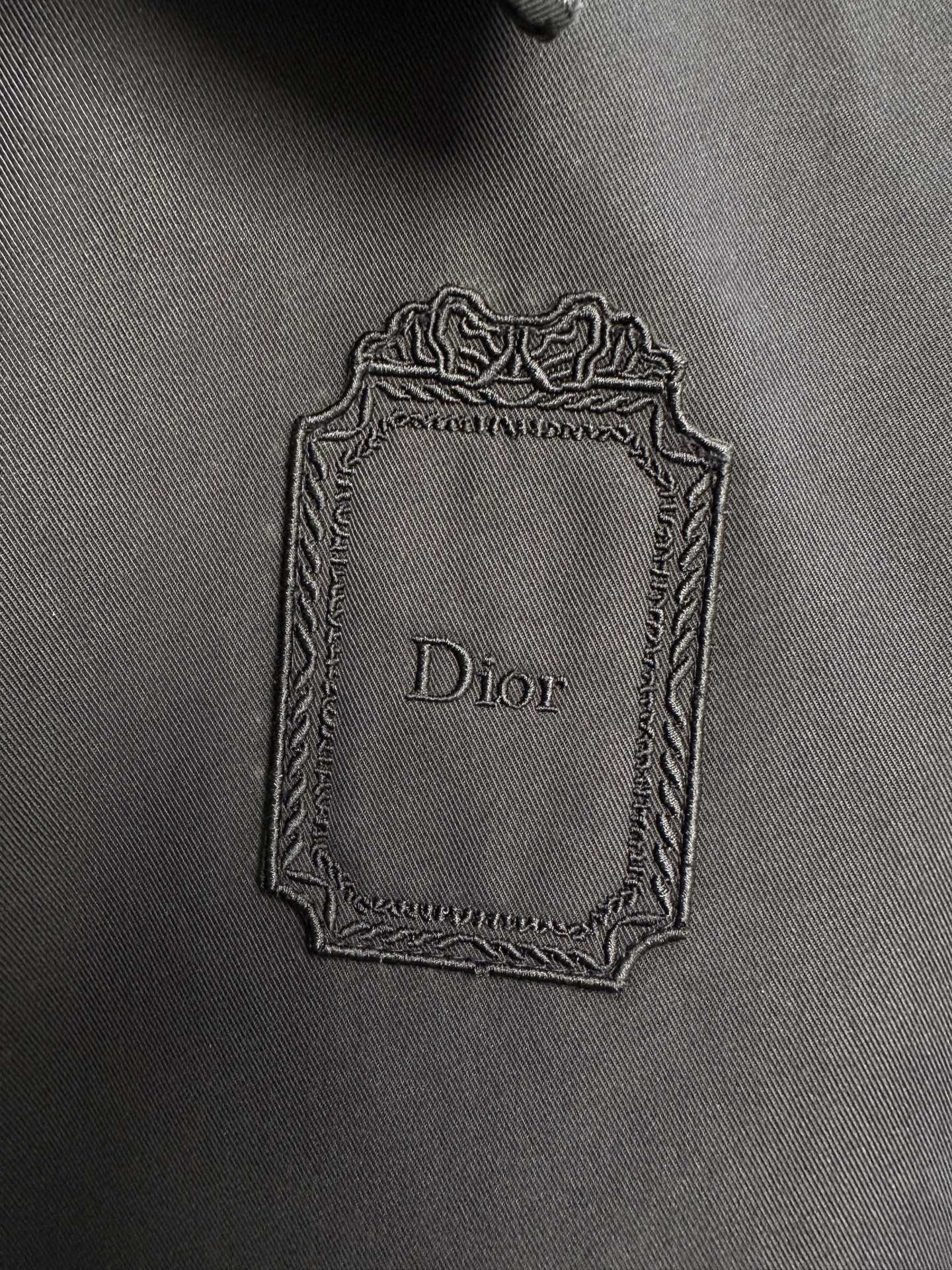 🔥Dior迪奥 2026FW秋冬新款翻领拉链夹克✨ 原版定制防风抗皱面料，经典翻领版型，双向银色五金拉链门襟，左胸Dio