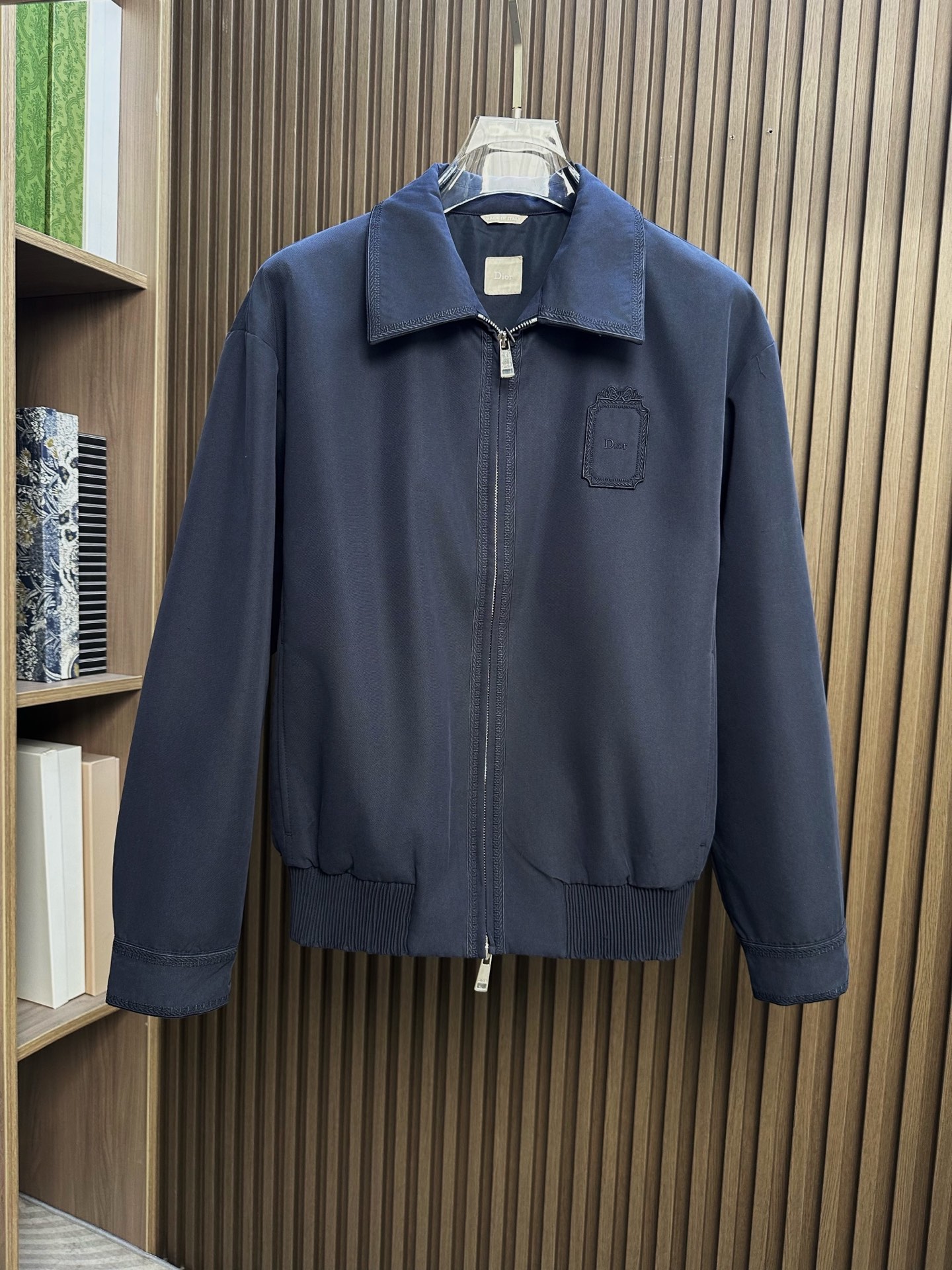🔥Dior迪奥 2026FW秋冬新款翻领拉链夹克✨ 原版定制防风抗皱面料,经典翻领版型,双向银色五金拉链门襟,左胸Dio 🔥Dior迪奥 2026FW秋冬新款翻领拉链夹克✨ 原版定制防风抗皱面料,经典翻领版型,双向银色五金拉链门襟,左胸Dio