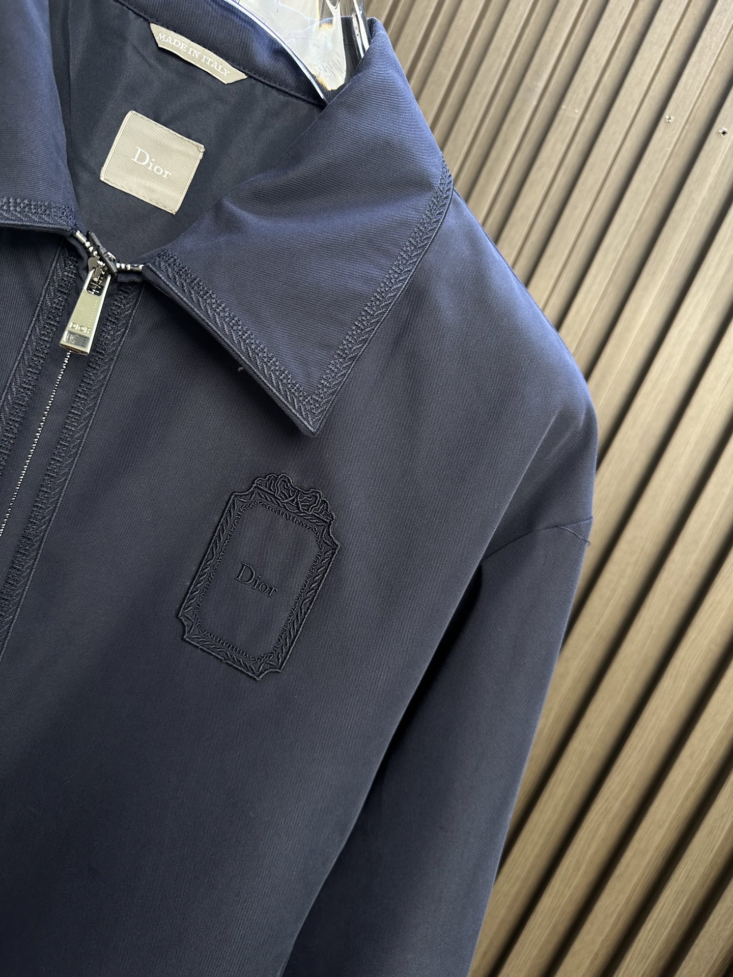 🔥Dior迪奥 2026FW秋冬新款翻领拉链夹克✨ 原版定制防风抗皱面料，经典翻领版型，双向银色五金拉链门襟，左胸Dio