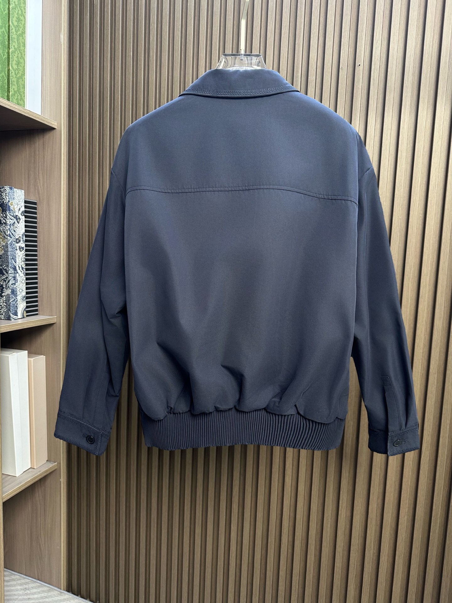 🔥Dior迪奥 2026FW秋冬新款翻领拉链夹克✨ 原版定制防风抗皱面料，经典翻领版型，双向银色五金拉链门襟，左胸Dio