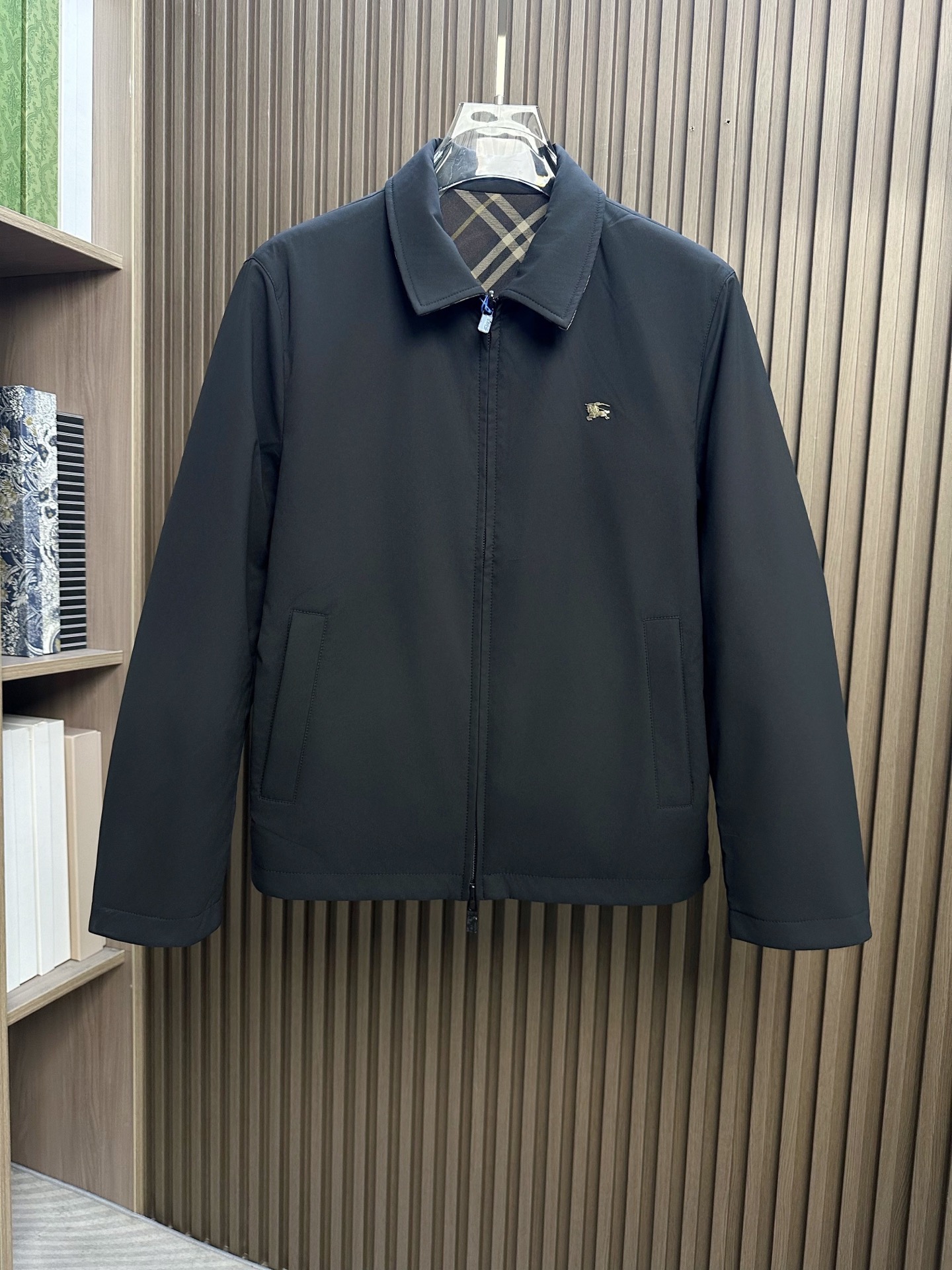 🔥Burberry博柏利 2026FW秋冬新款双面穿翻领夹克✨ 原版定制防风梭织面料,一面纯色简约,一面经典格纹满印,一 🔥Burberry博柏利 2026FW秋冬新款双面穿翻领夹克✨ 原版定制防风梭织面料,一面纯色简约,一面经典格纹满印,一
