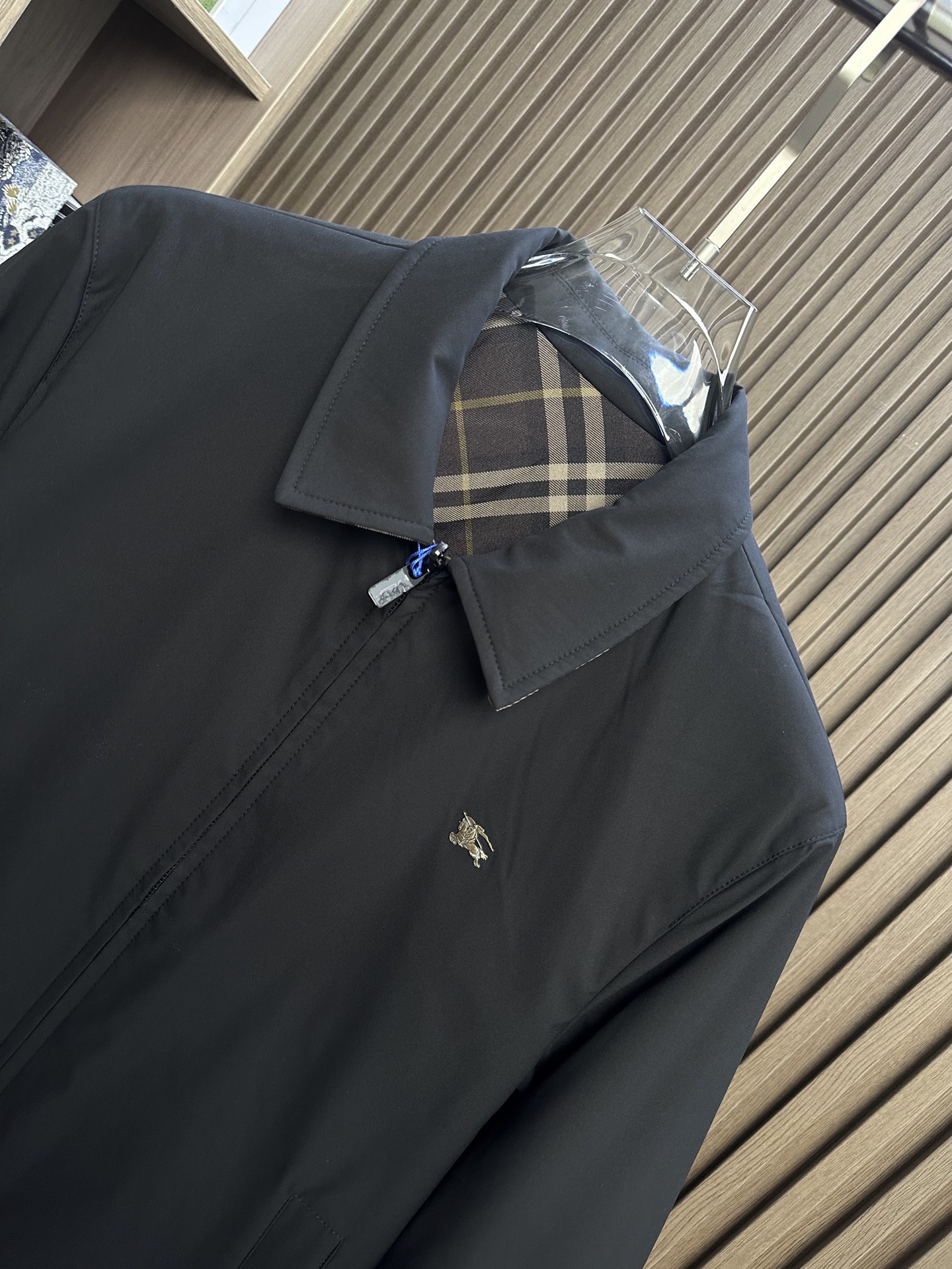🔥Burberry博柏利 2026FW秋冬新款双面穿翻领夹克✨ 原版定制防风梭织面料，一面纯色简约，一面经典格纹满印，一
