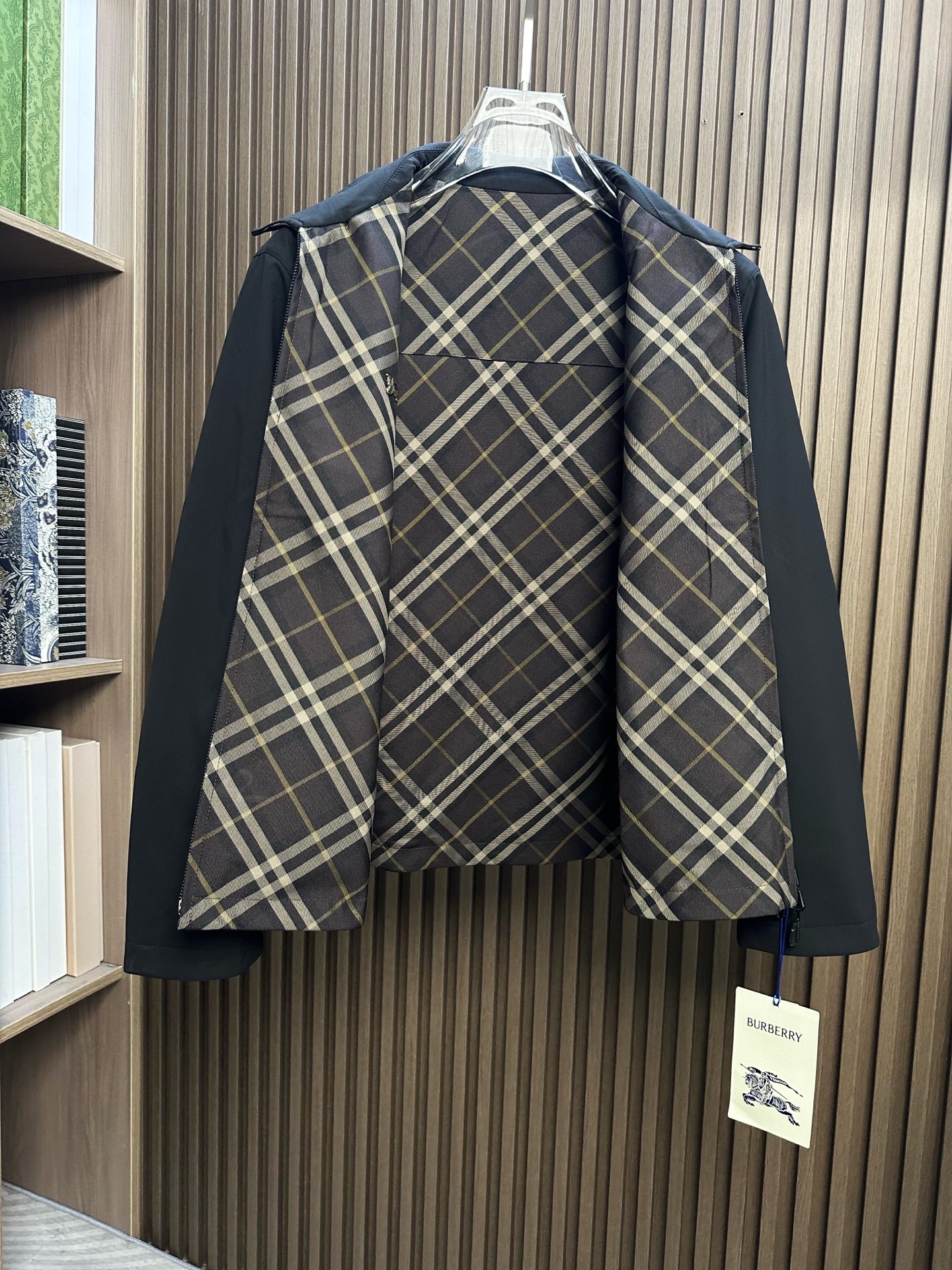 🔥Burberry博柏利 2026FW秋冬新款双面穿翻领夹克✨ 原版定制防风梭织面料，一面纯色简约，一面经典格纹满印，一