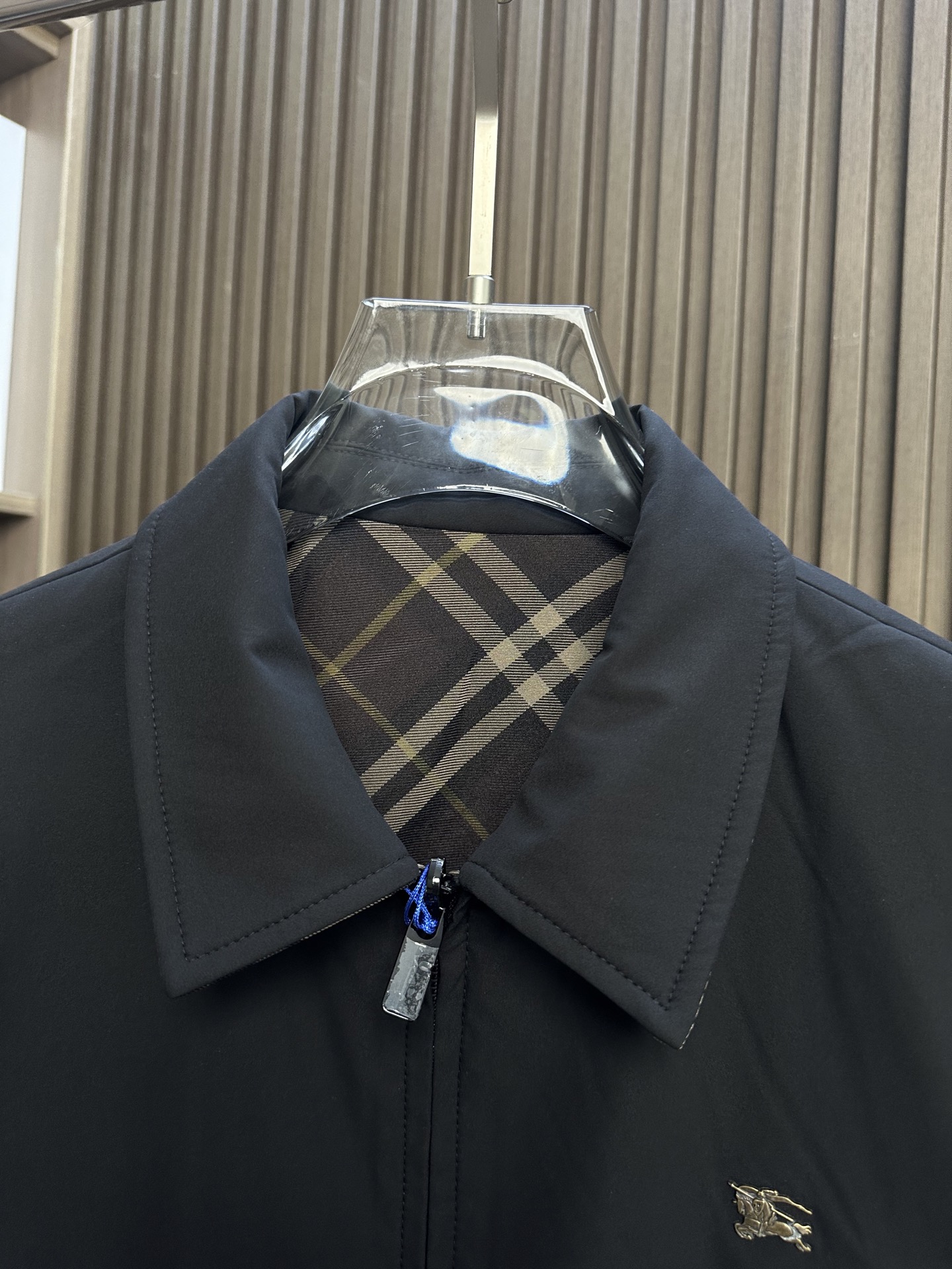 🔥Burberry博柏利 2026FW秋冬新款双面穿翻领夹克✨ 原版定制防风梭织面料，一面纯色简约，一面经典格纹满印，一