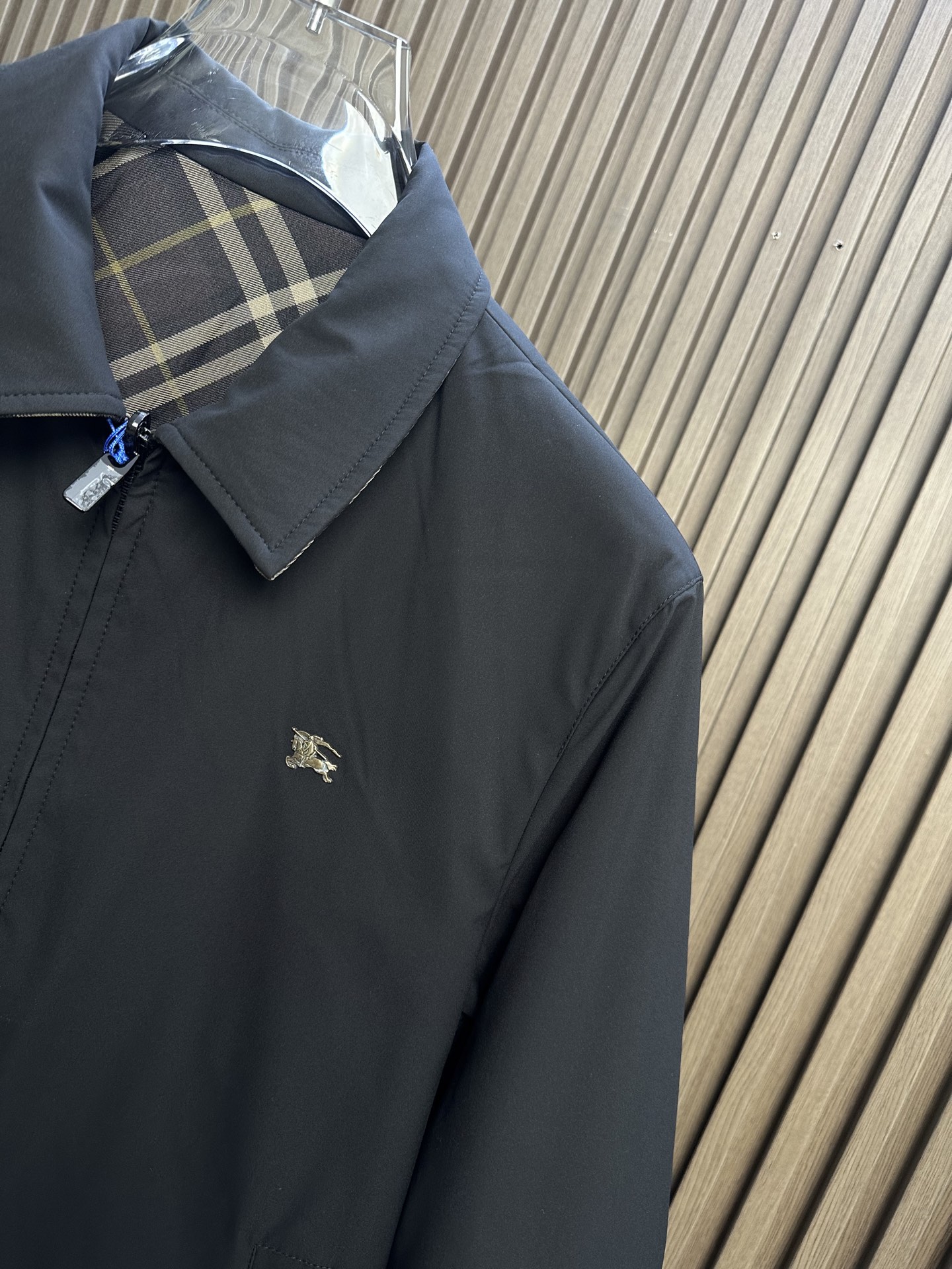 🔥Burberry博柏利 2026FW秋冬新款双面穿翻领夹克✨ 原版定制防风梭织面料，一面纯色简约，一面经典格纹满印，一