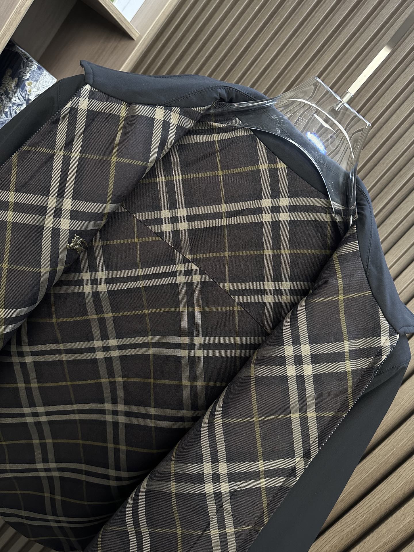 🔥Burberry博柏利 2026FW秋冬新款双面穿翻领夹克✨ 原版定制防风梭织面料，一面纯色简约，一面经典格纹满印，一