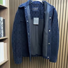 🔥LV 2026秋冬重磅新品|藏蓝提花牛仔工装夹克 通体暗纹老花植绒提花工艺,低调暗藏精致肌理,远看简约、近看细节拉满 🔥LV 2026秋冬重磅新品|藏蓝提花牛仔工装夹克 通体暗纹老花植绒提花工艺,低调暗藏精致肌理,远看简约、近看细节拉满